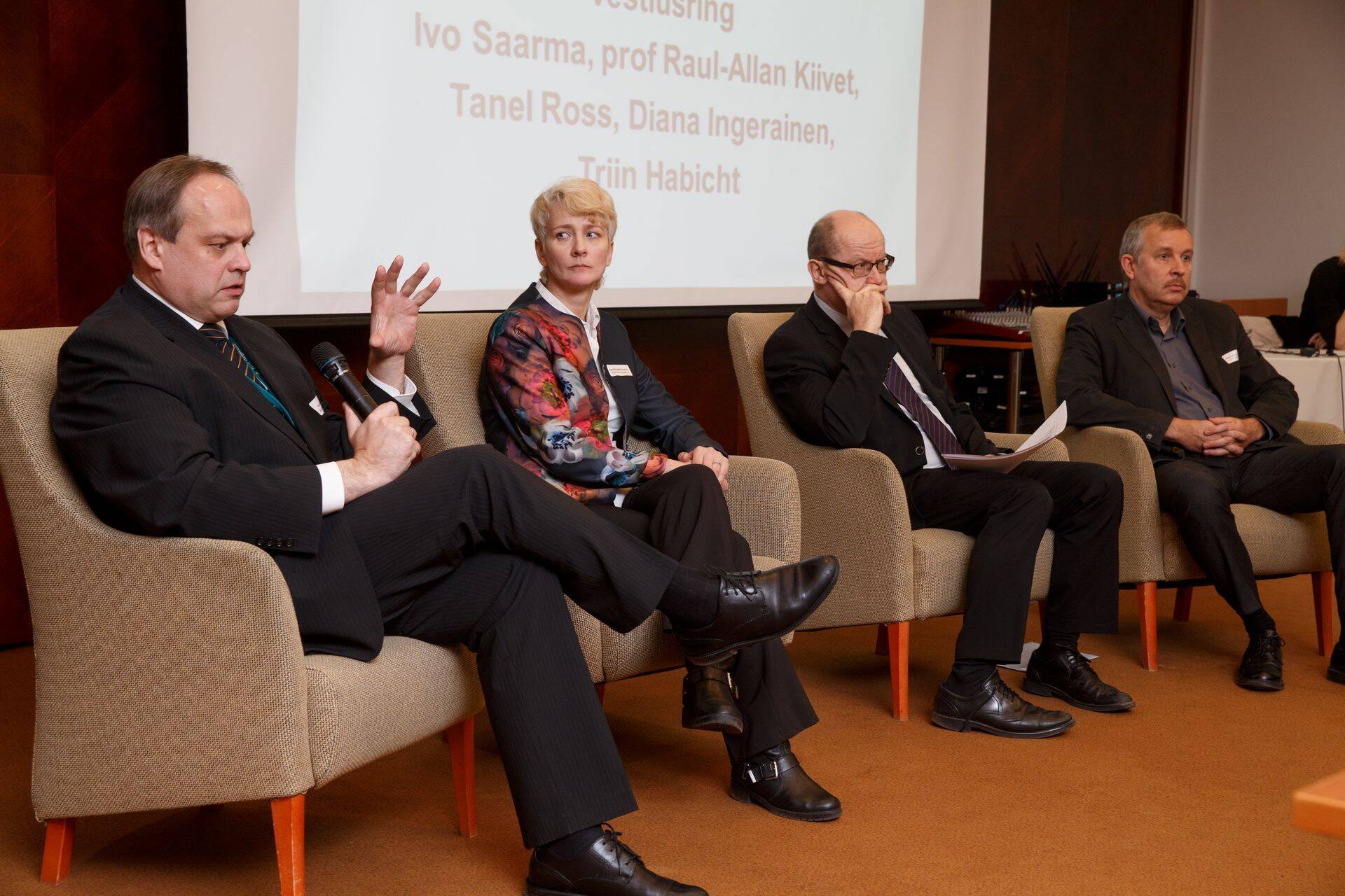 Tanel Ross (Haigekassa juht)
Diana Ingerainen (Tallinna Perearstide Seltsi juhatuse esinaine)
Ivo Saarma (Fertilitas peaarst ja omanik)
Raul-Allan Kiivet (Tartu Ülikool tervishoiu instituudi direktor)