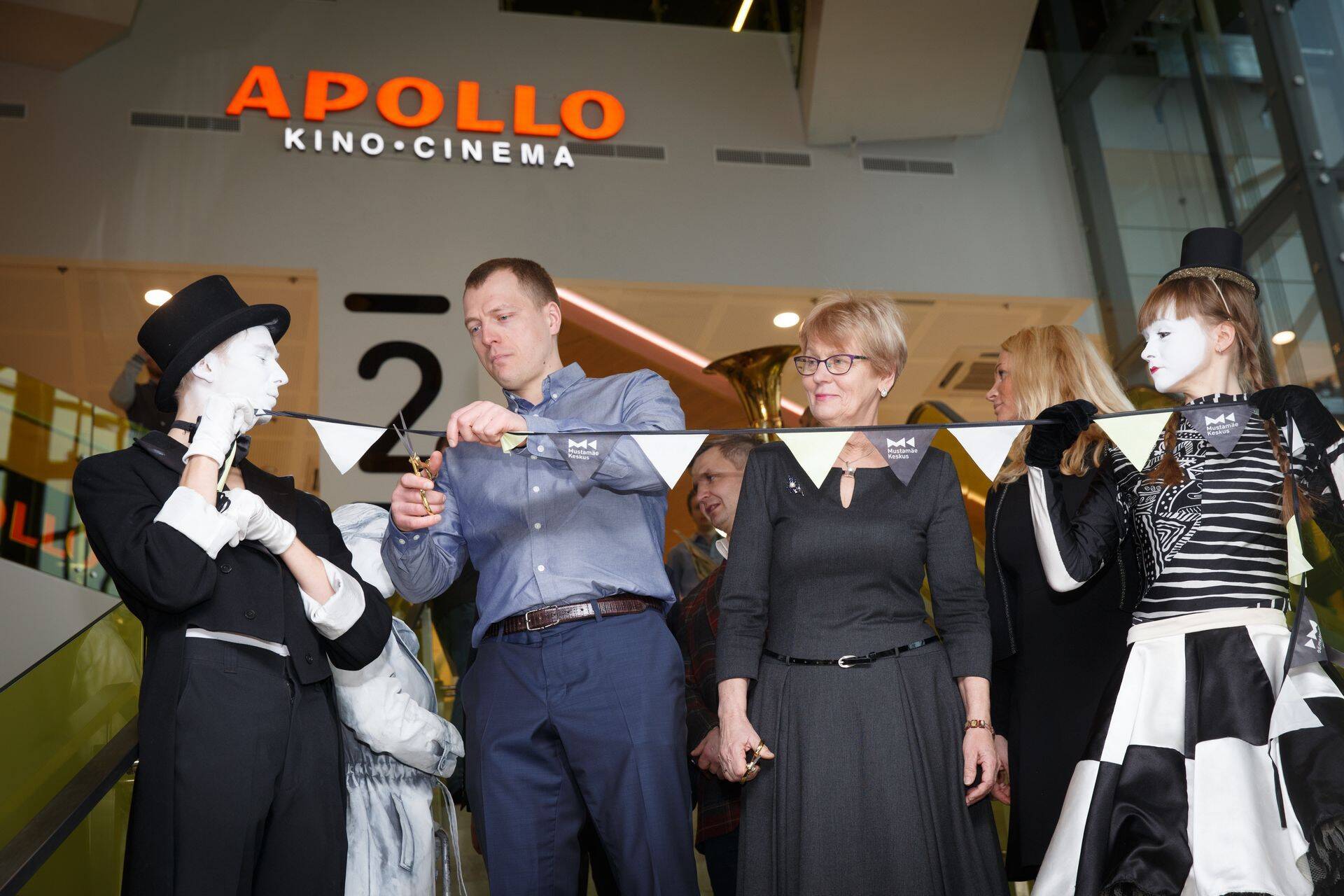 Mustamäe Keskust avab Mustamäe Keskuse arendaja Hannes Raag ja Mustamäe Linnaosa vanem Helle Kalda