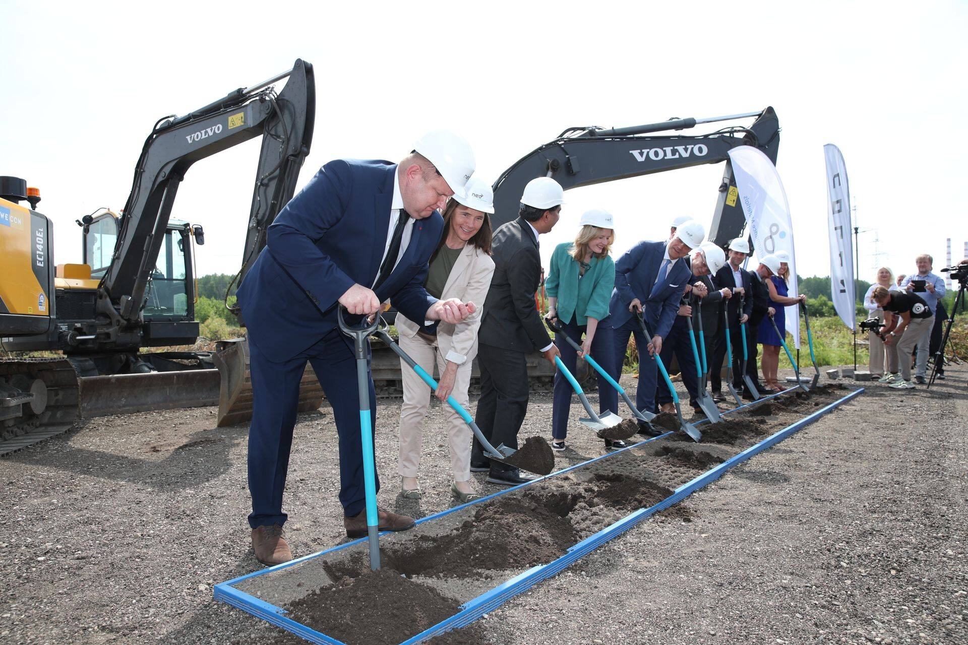 Tehase avamistseremoonial võtsid külalised labidad kätte, et panna sümboolselt nurgakivi.