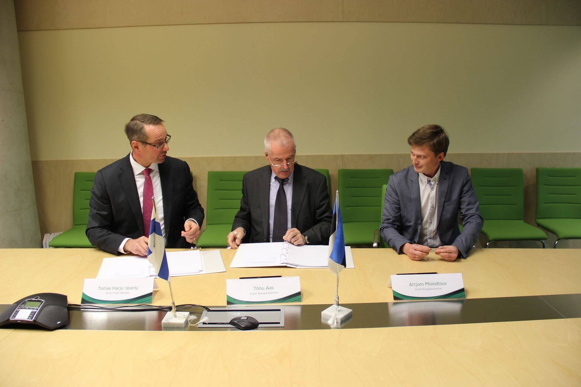 Pildil on vasakult Amec Foster Wheeler'i esindaja Tomas Harju-Jeanty, Enefit Energiatootmise juhatuse esimees Tõnu Aas ja Enefit Energiatootmise juhatuse liige Artjom Molodtsov.