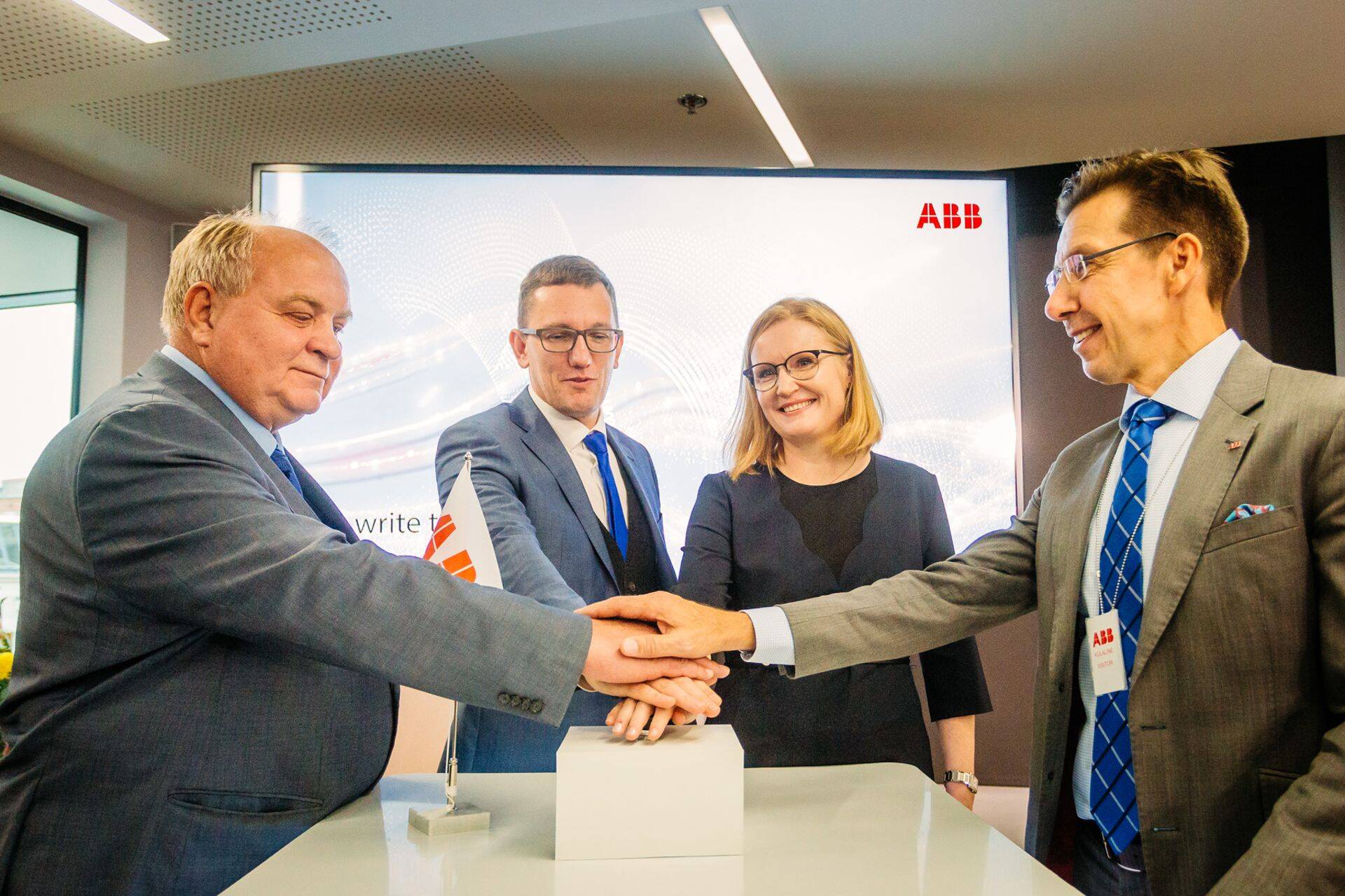 ABB uue, Tallinnas asuva äriteeninduskeskuse avavad (vasakult) ettevõtte Balti riikide juht Bo Henriksson, Eesti majandus- ja taristuminister Kristen Michal, uue äriteeninduskeskuse juht Ulla Kukkonen ning ABB Grupi äriteeninduskeskuste rakendusjuht Hannu Kasi.
