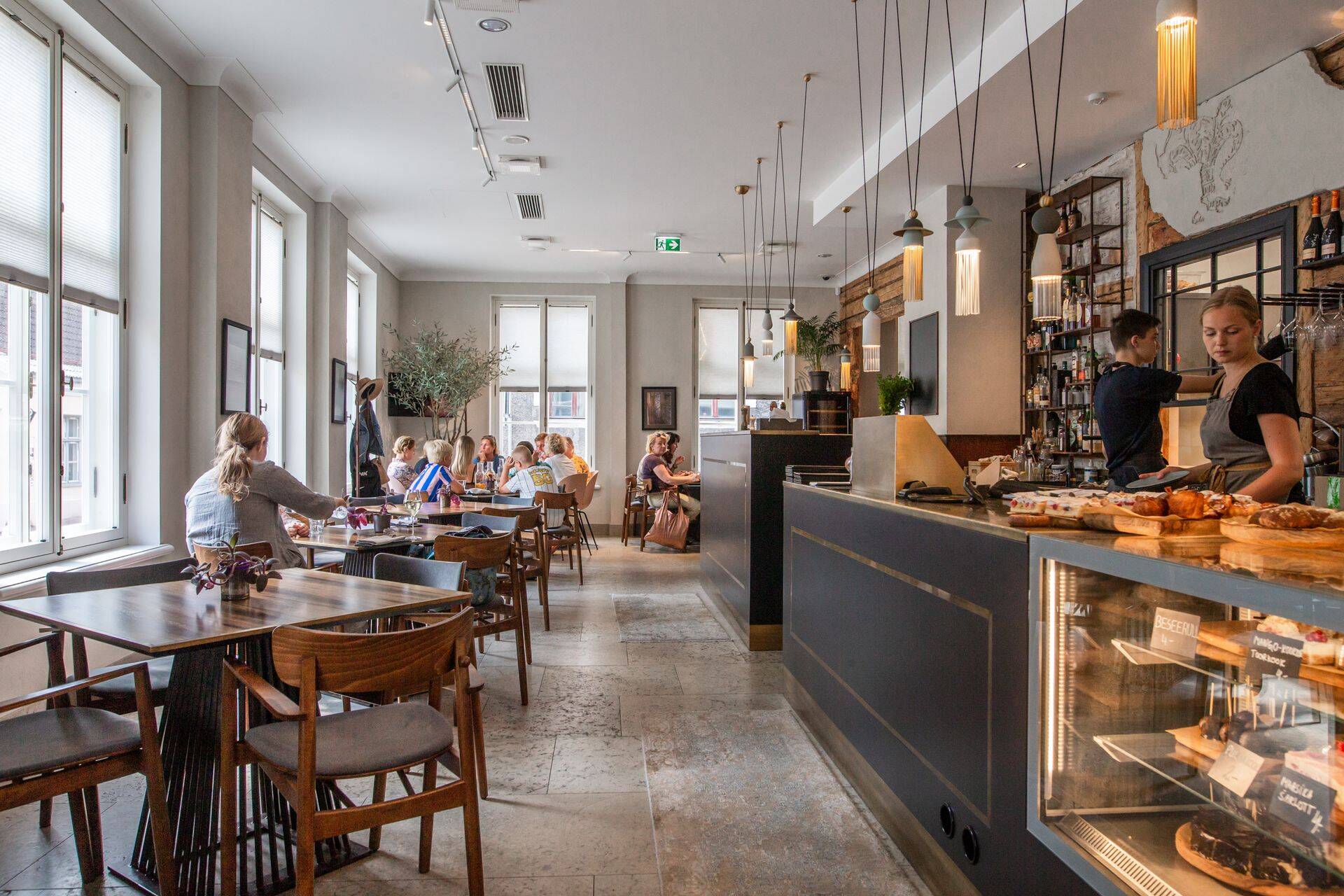 Pärnu kohvik-restoran Pastoraat jagab maja butiikhotelliga Rosenplänter.