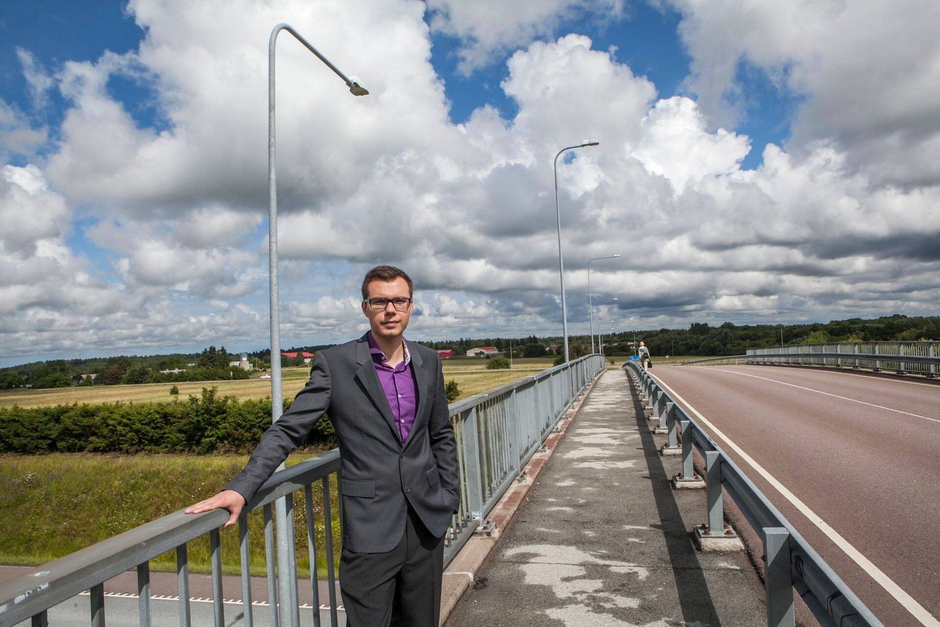 Tallinna Tehnikakõrgkooli lõpetanud Erik Vahemäele andis teema kirjutamiseks impulsi suhteliselt vähene praktika Eestis.