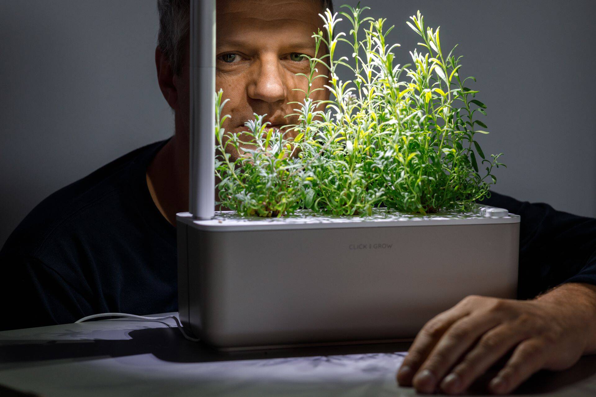 Click and Grow looja ja tegevjuht Mattias Lepp Tallinna kontoris.