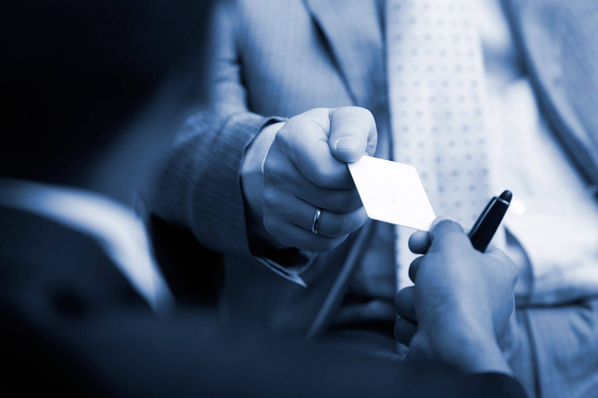 В отношении предпринимателя-физического лица (FIE) Коммерческий кодекс допускает наличие нескольких фирменных наименований (в том случае, если они используются для разных предприятий), а коммерческое товарищество может иметь только одно имя.