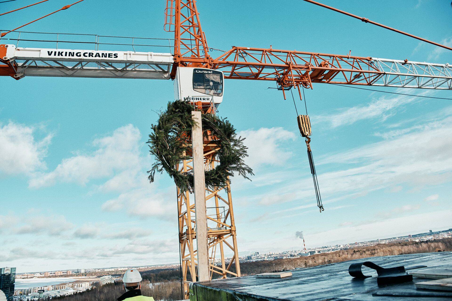 Rocca Tower I sarikapärja tippuviimine
