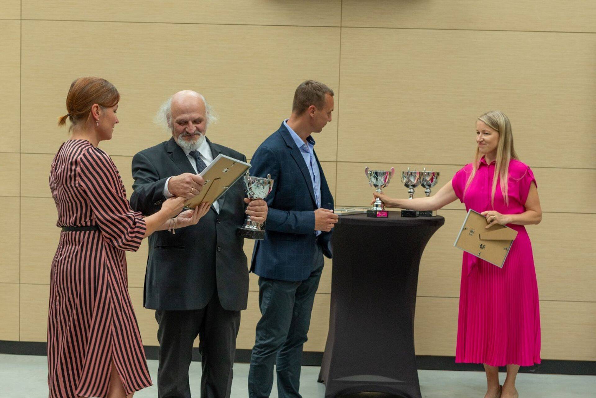 Äripäeva Akadeemia ja IT Koolituse tunnustusüritus. Vasakult IT Koolituse juht Kadri Tammäe, koolitajad Henn Sarv ja Hannes Laaser ning Akadeemia juht Külli Duubas