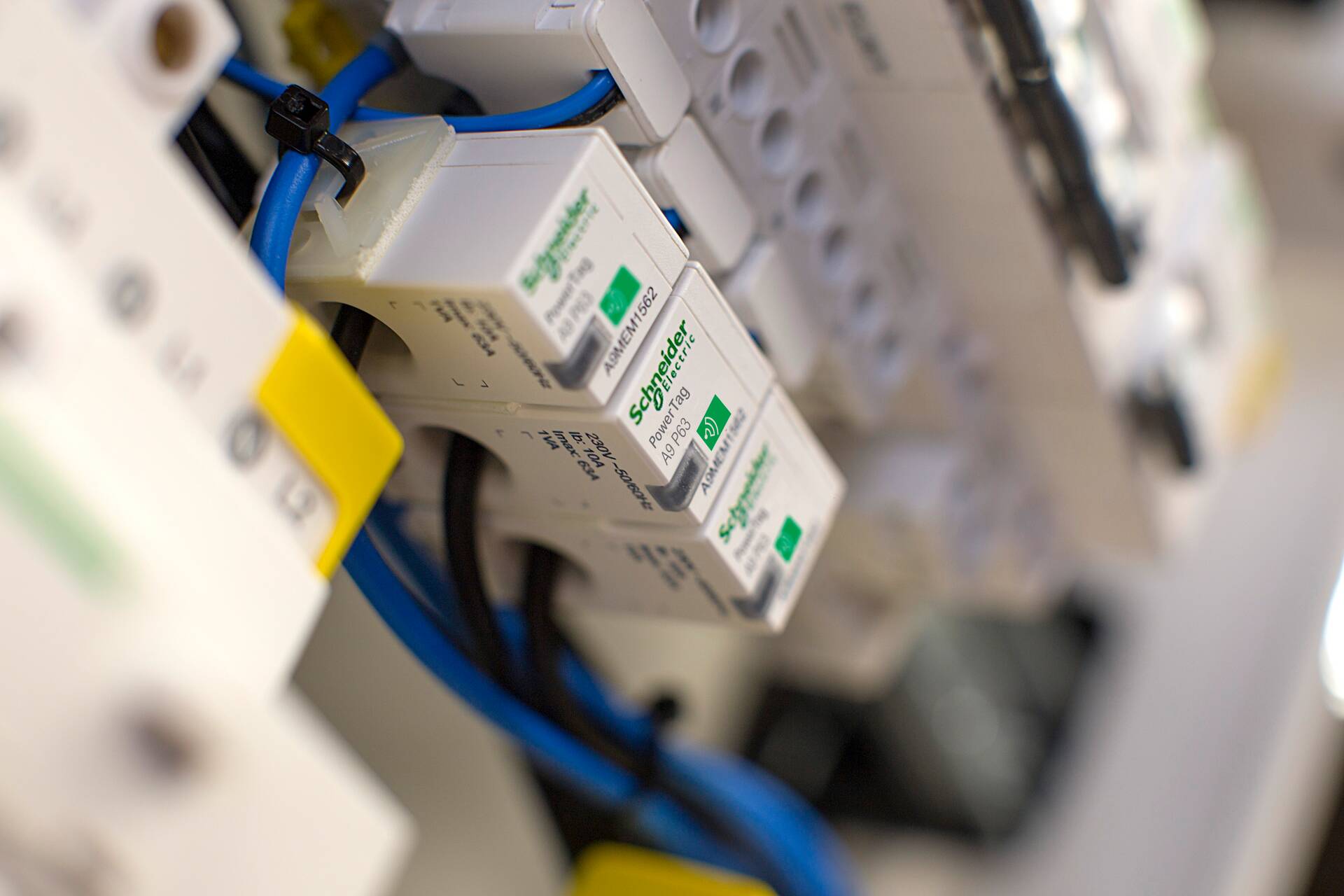 Schneider Electric on kulude jälgimiseks arendanud nutika energiakulu mõõtmise seadme – kaitselüliti monitoorimise seadme PowerTag, mis muudab iga elektrikilbi targaks.
