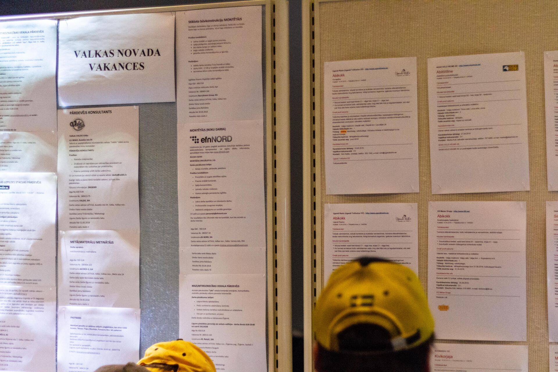 Liivimaa töömess Valga kultuurikeskuses.Tööotsijad ja tööandjad. Firmad, ettevõtted, vakantsed ametikohad, töötamine, Eesti töötukassaTöökuulutused, stend kuulutustegaFoto: Arvo Meeks / Lõuna-Eesti Postimees