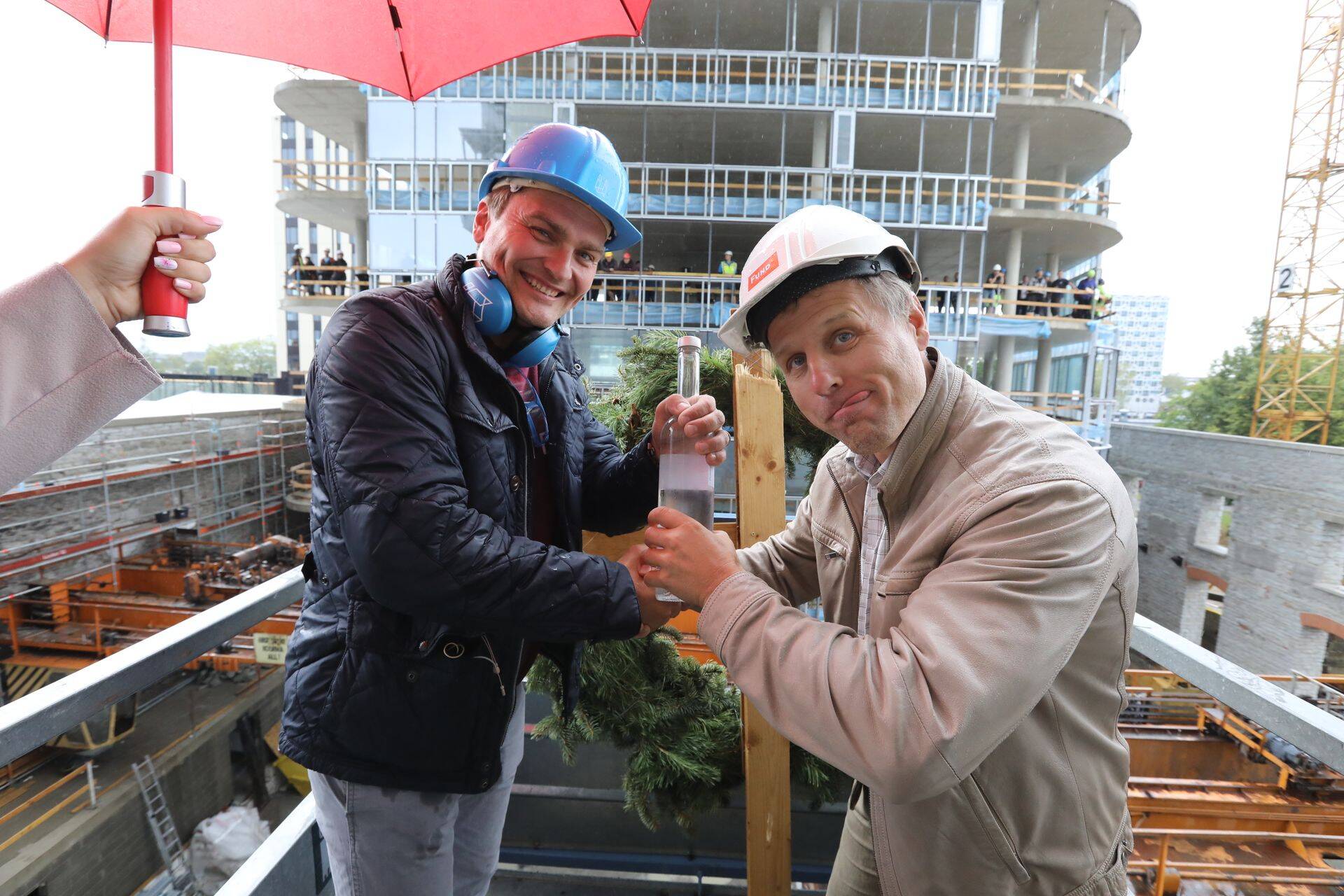 Margus Nõlvak annab traditsioonilise viinapudeli üle Fund Ehituse juhile Eikki Rumpile.