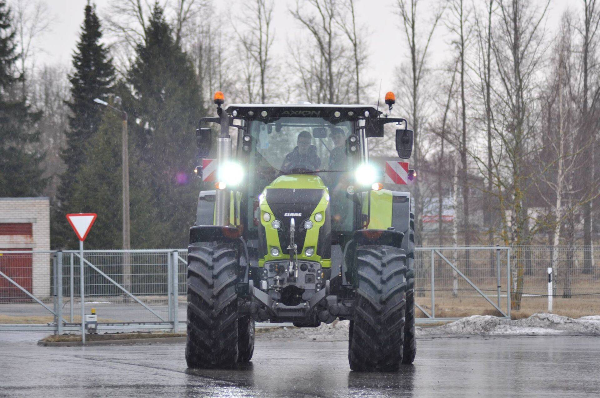 Koostöös Konekesko Eestiga on Järvamaa Kutsehariduskeskuses juba üle aasta rendil traktor CLAAS AXION 850.