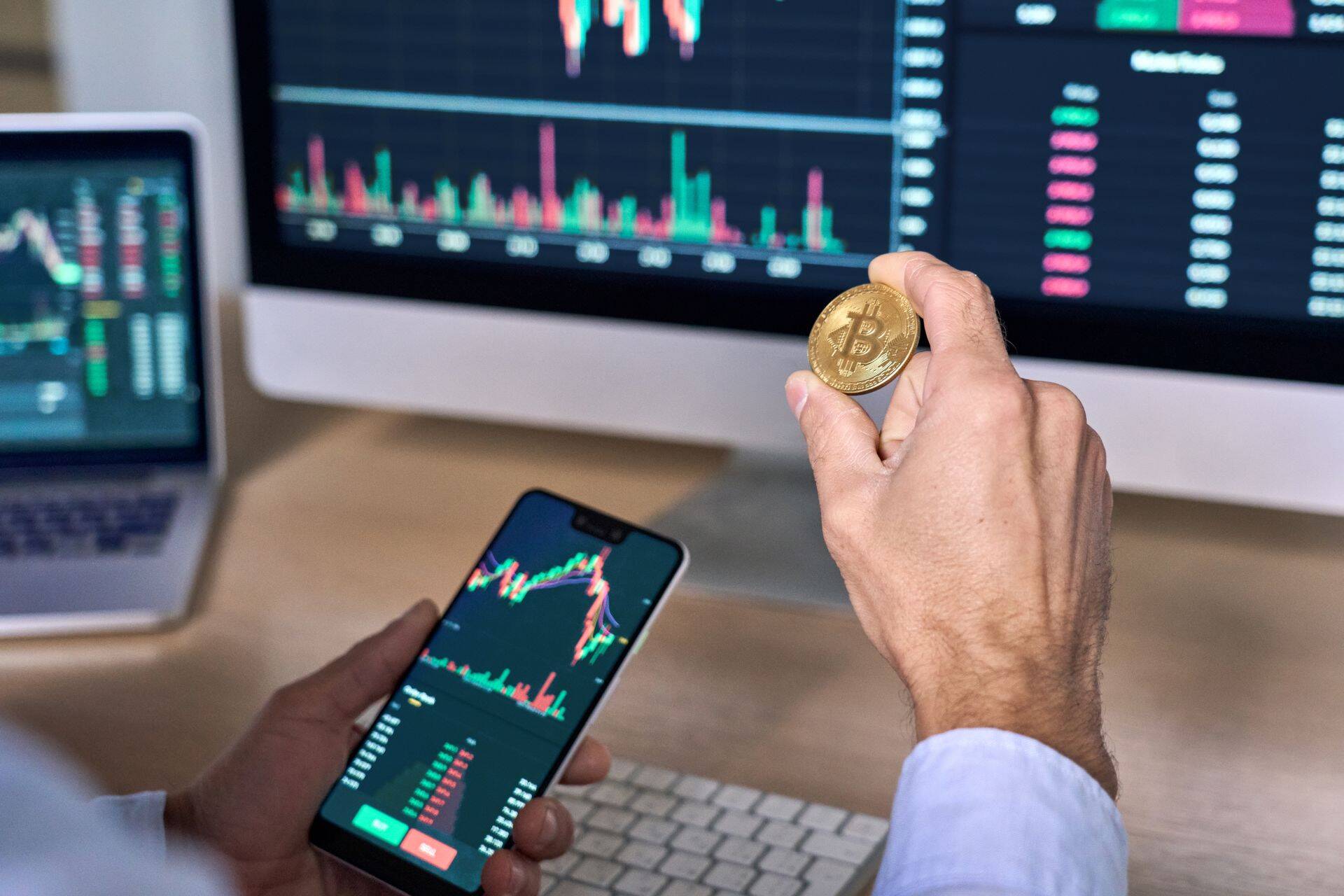 Биткойн начал июль с 27 921 евро и закончил месяц на уровне 26 507 евро, что означает снижение стоимости ровно на 5%. Фото иллюстративное.
