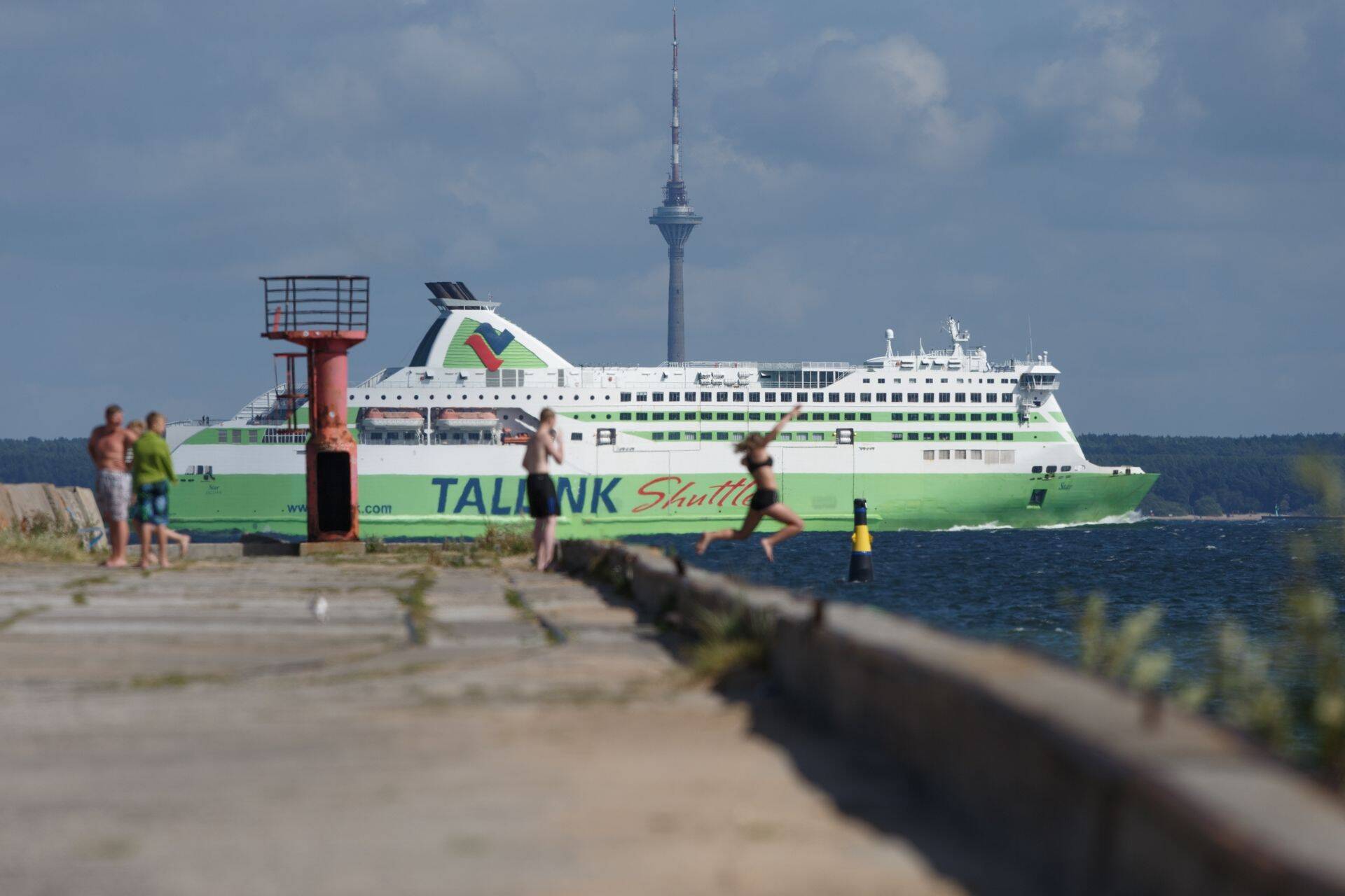 Reisilaev Tallink Star möödub Paljassaarelt.