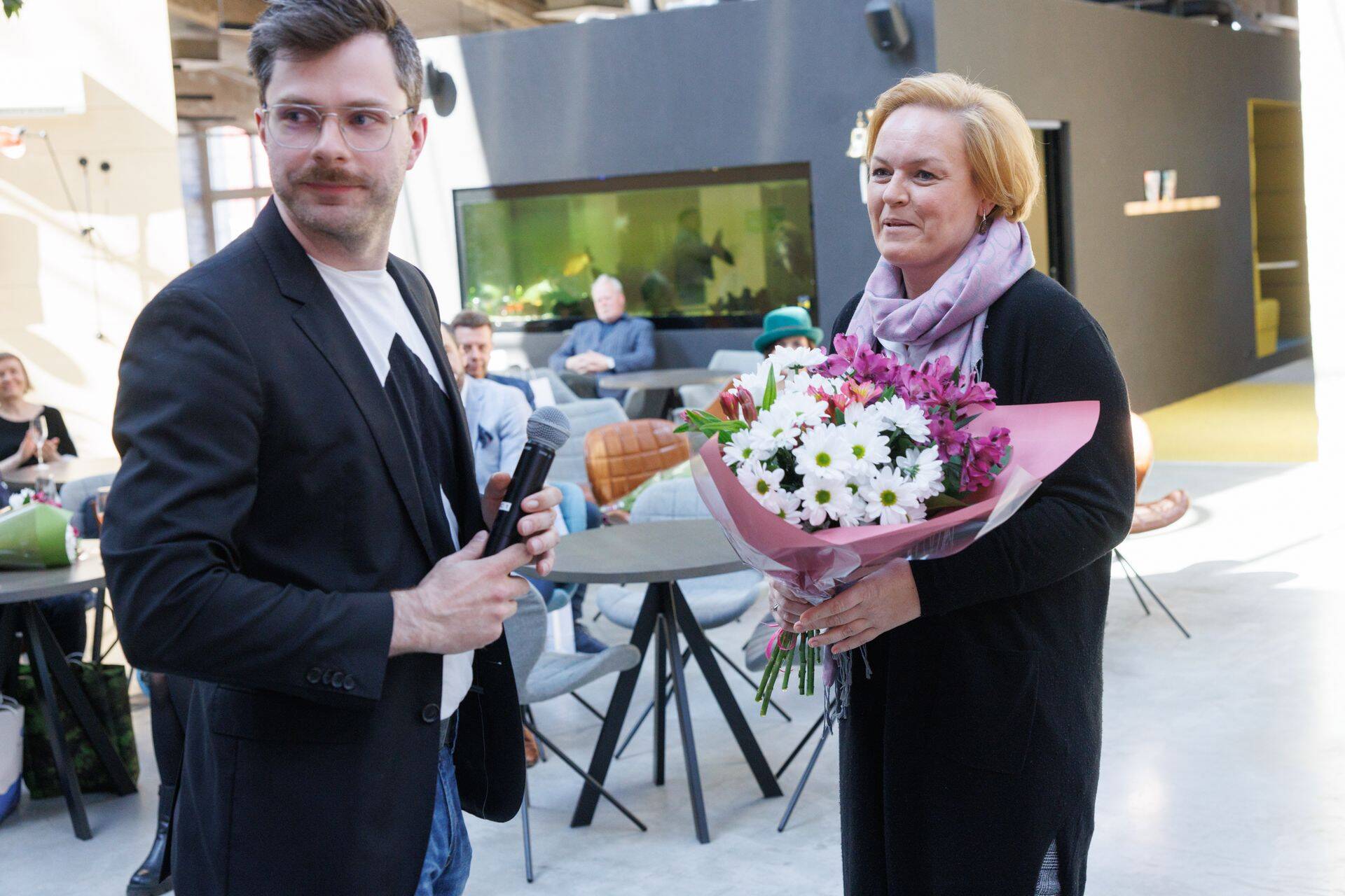 Äripäeva arvamustoimetaja Karl-Eduard Salumäe ja II koha võitnud Anneli Andersen.