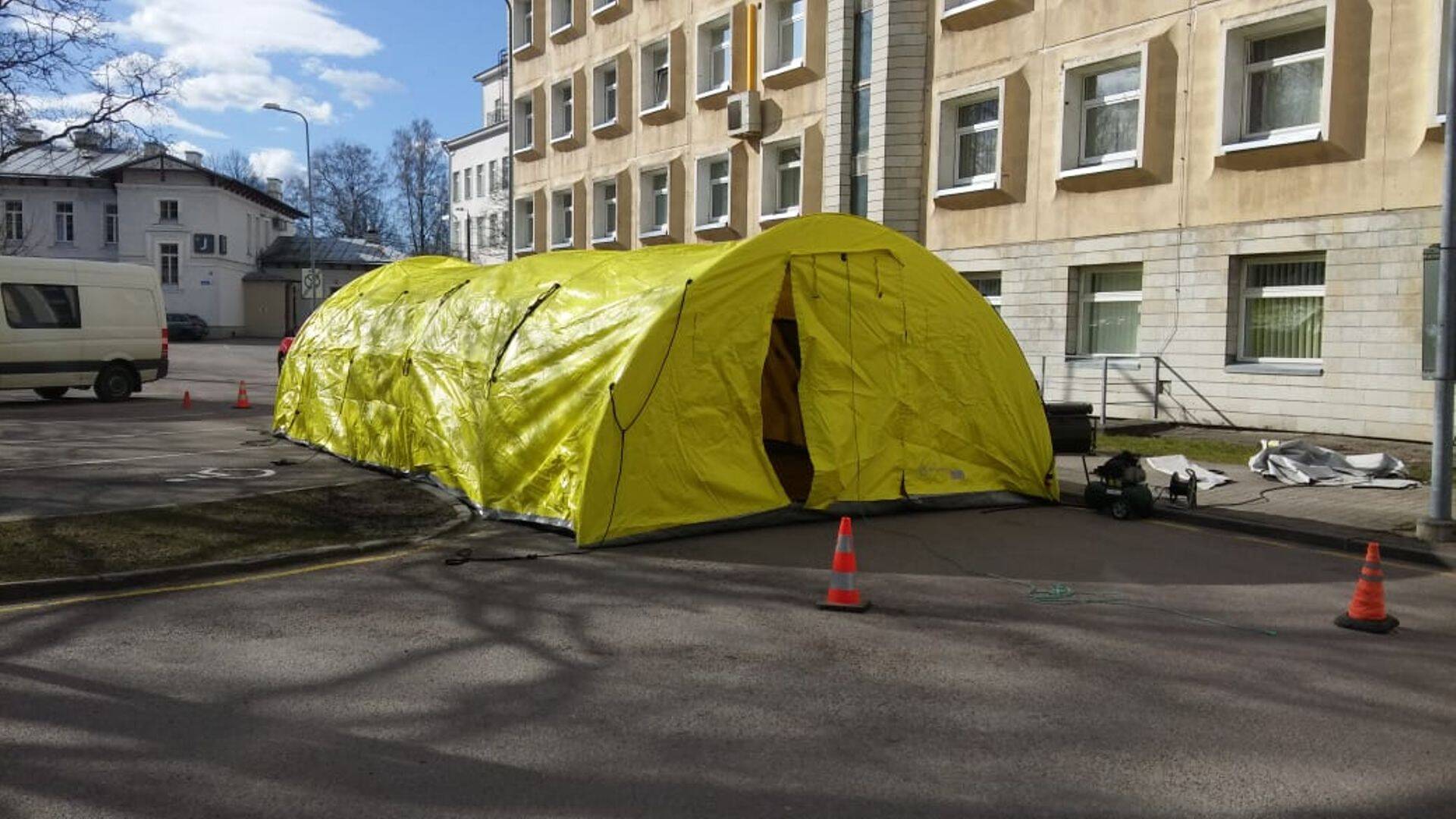 Ida-Tallinna Keskhaigla juurde paigaldati koroonaviiruse haiglasse leviku tõkestamiseks triaažitelk.