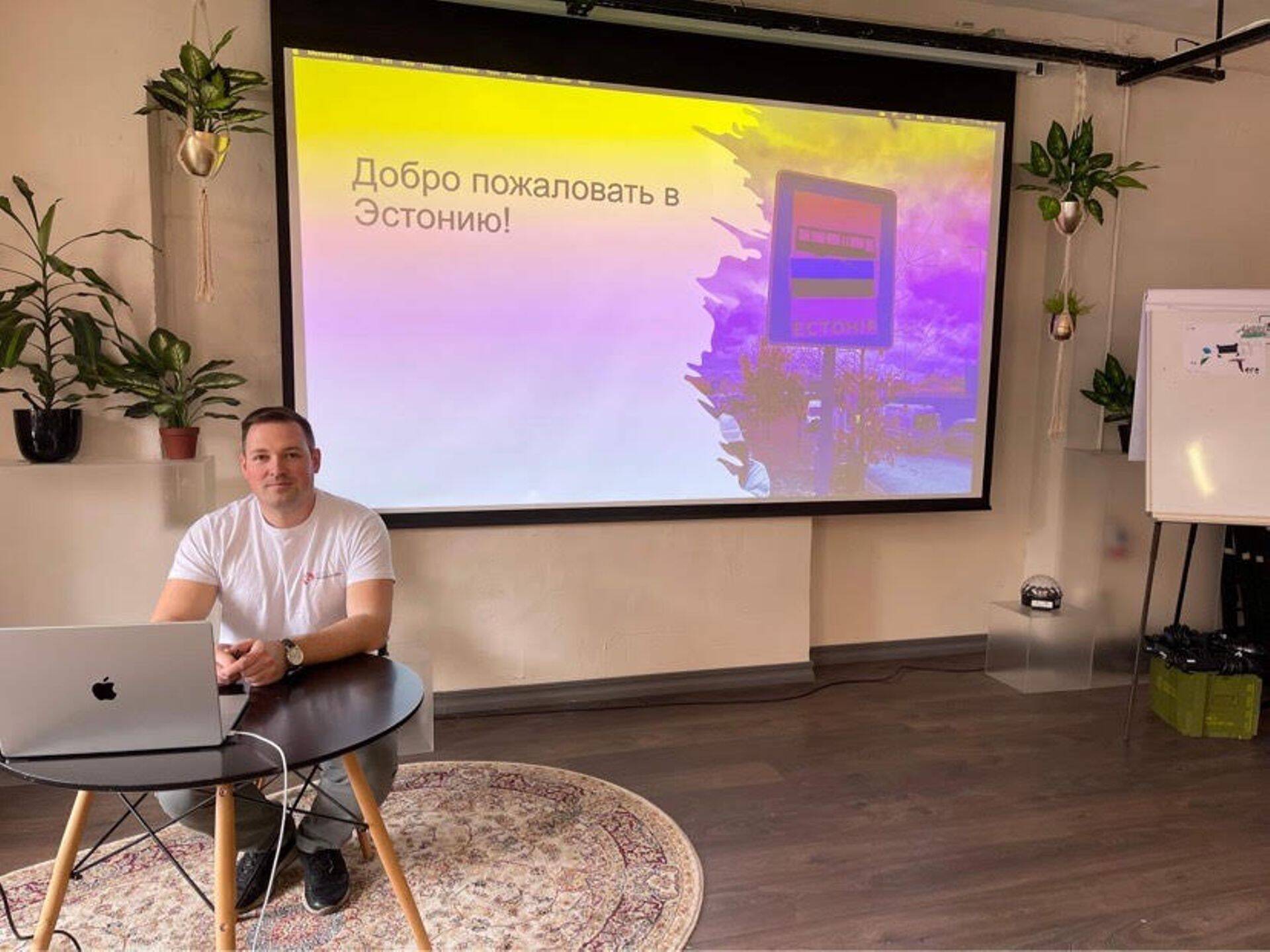 Волонтер Кирилл Бадикин.