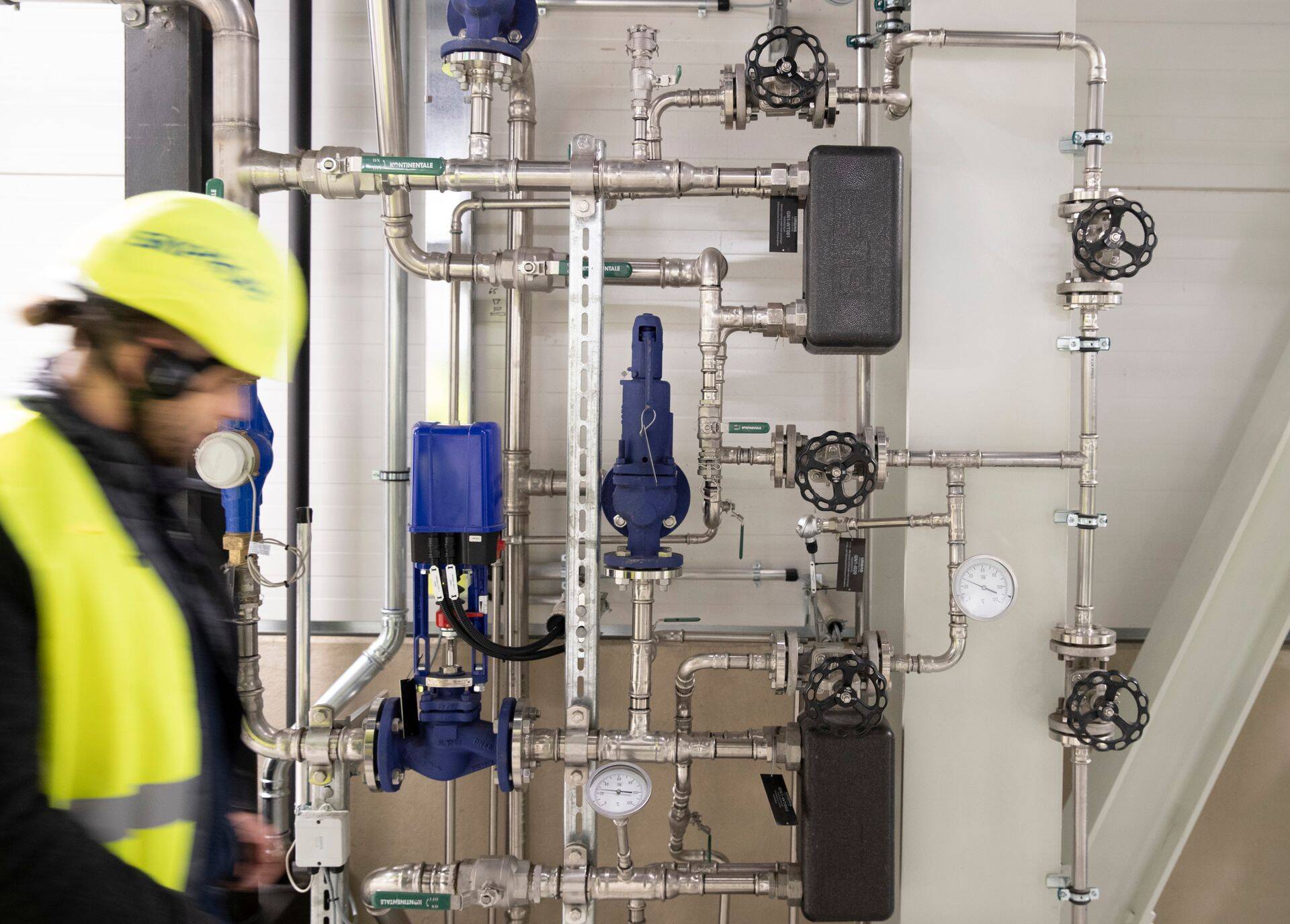 В случае вступления сделки в силу снабжение сегодняшних клиентов Adven будет обеспечивать Utilitas.