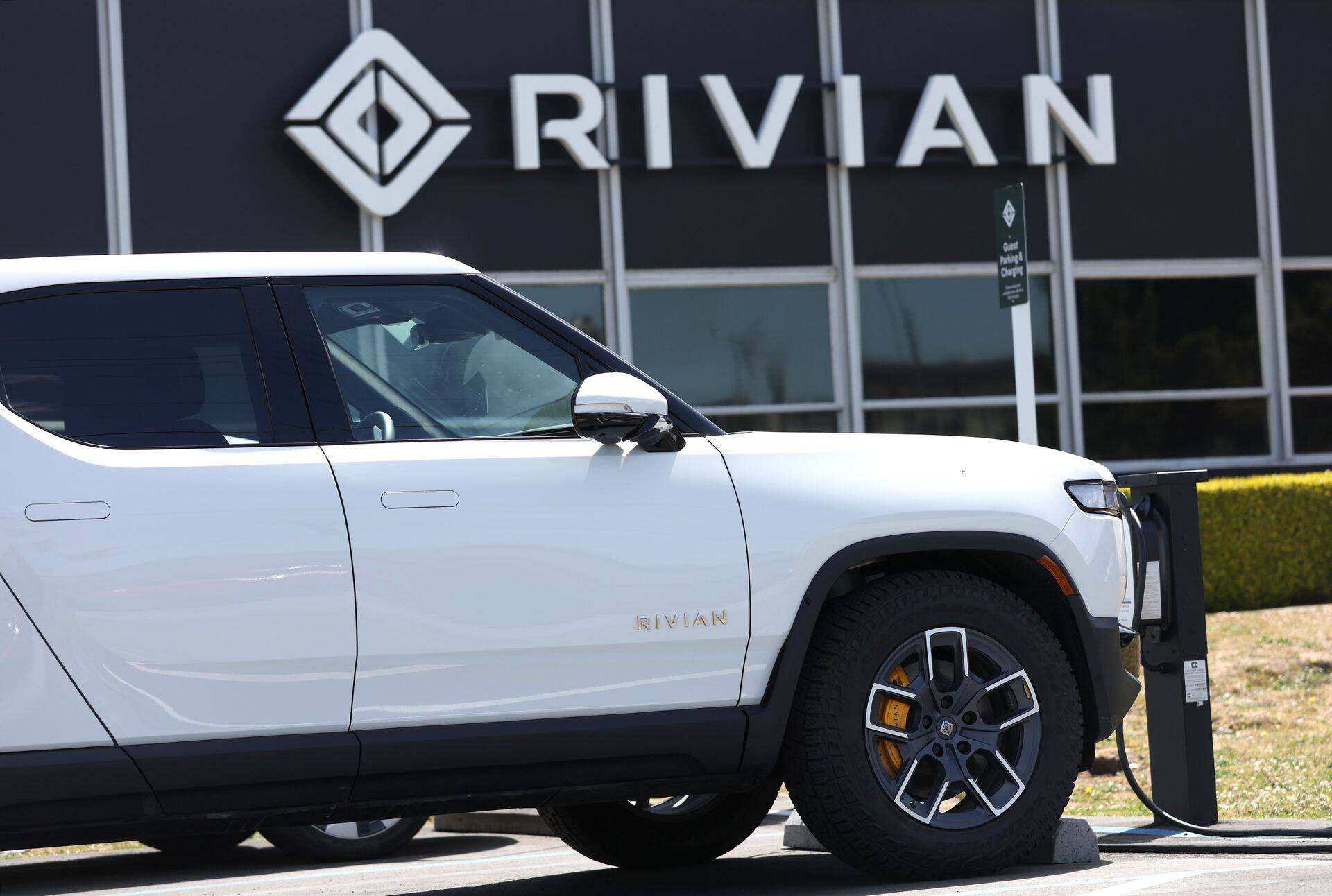 Rivian Automotive'i väljavaated näivad head, kuid ettevõtte teekond edu saavutamiseks tundub konarlik.