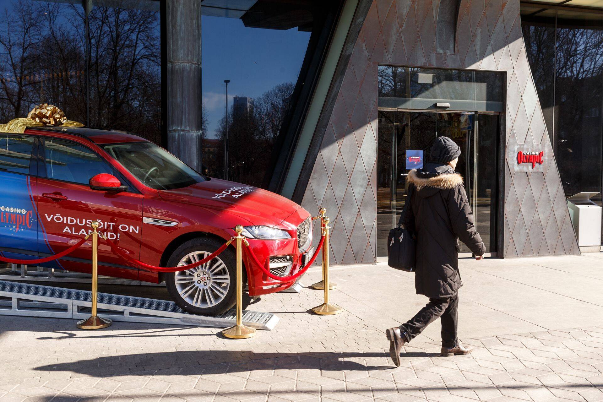 Tallinna Hiltonis asuva Olympic Casino reklaamauto möödujaid meelitamas.
