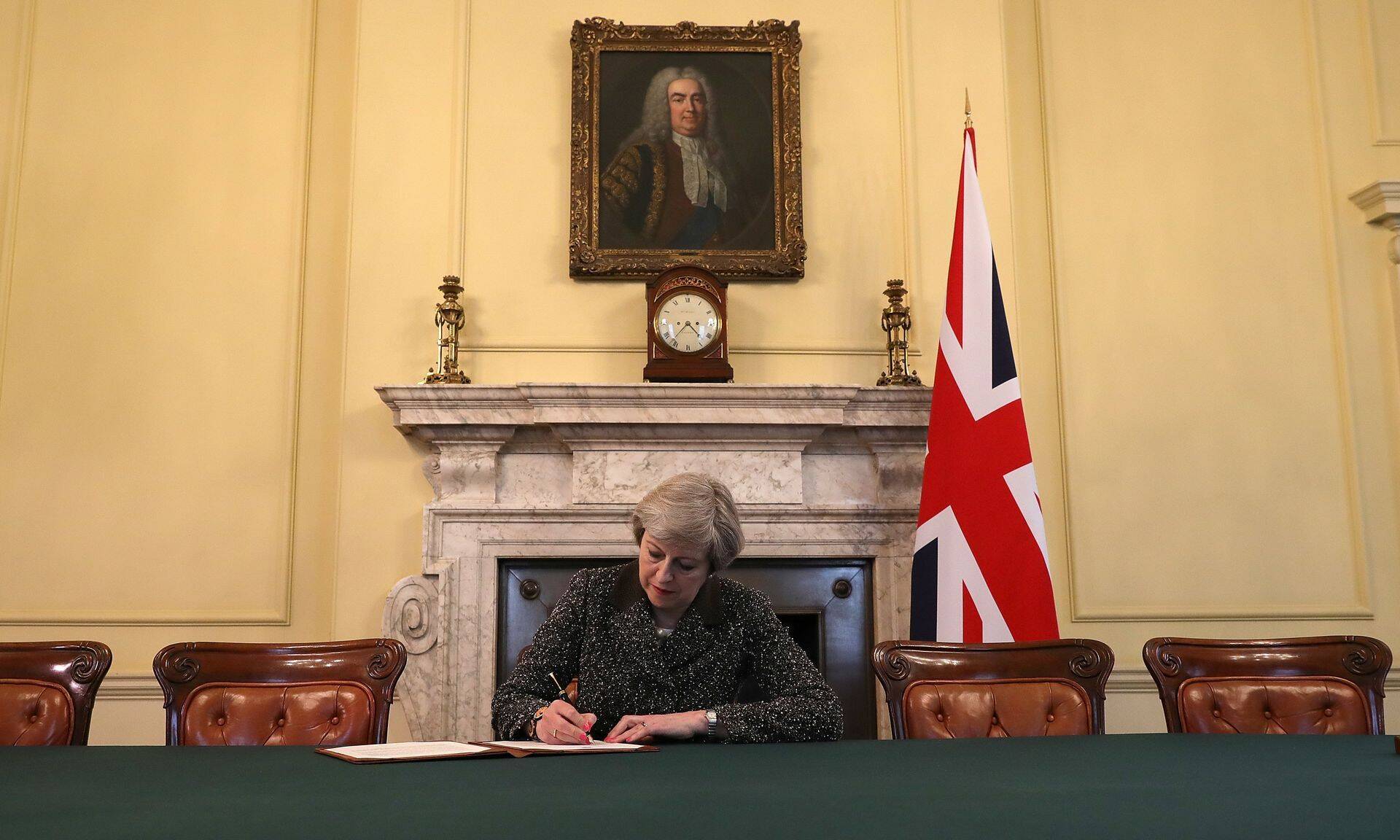 Suurbritannia peaminister Theresa May allkirjastamas ametlikku taotlust EList lahkumiseks