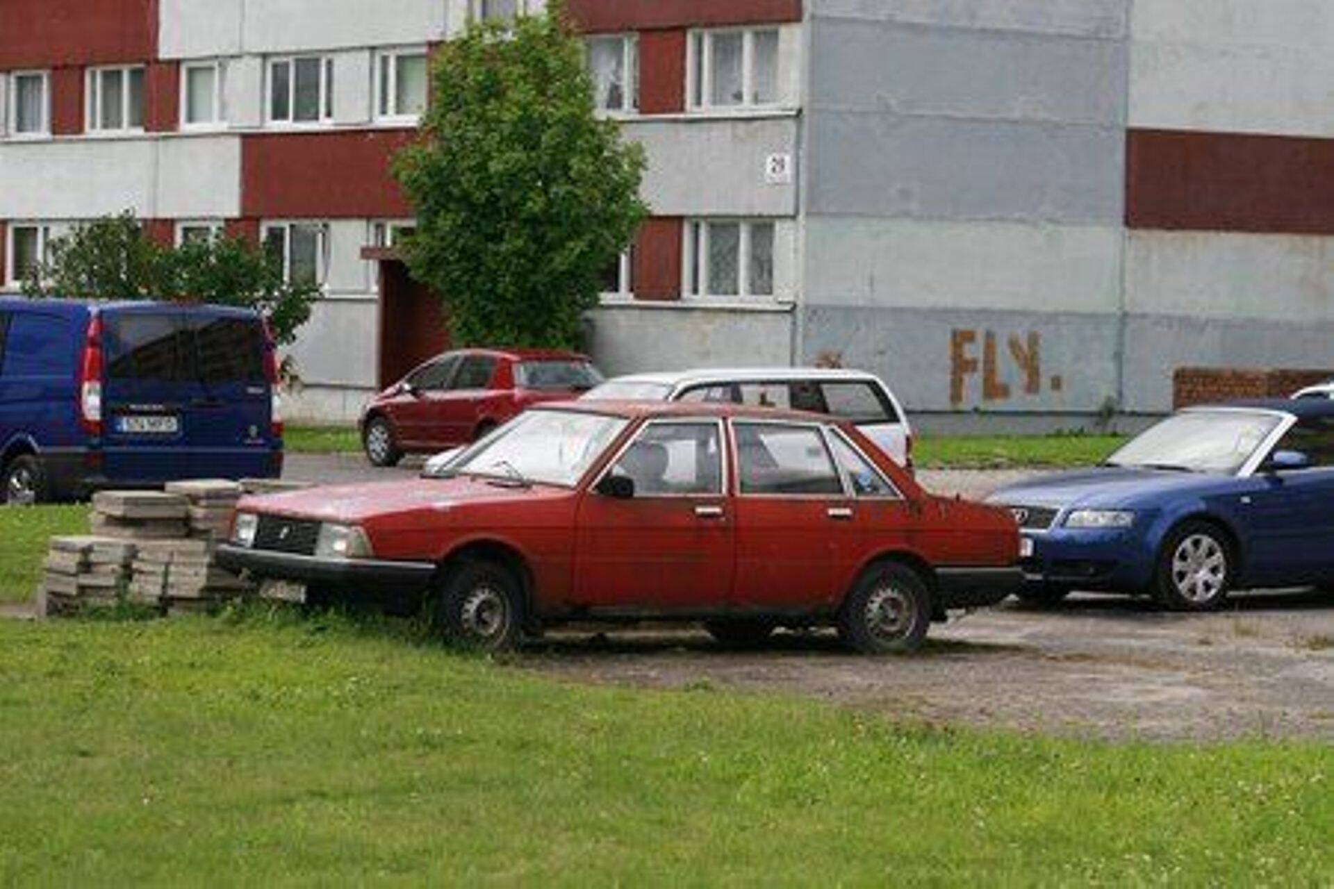 Старый автомобиль в районе Ласнамяэ