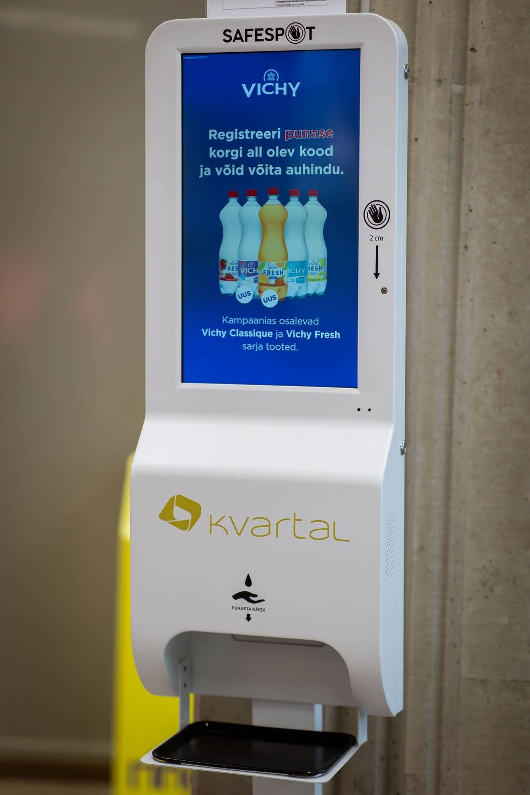 LED-ekraaniga kätedesinfitseerimisjaam Tartu Kvartalis.