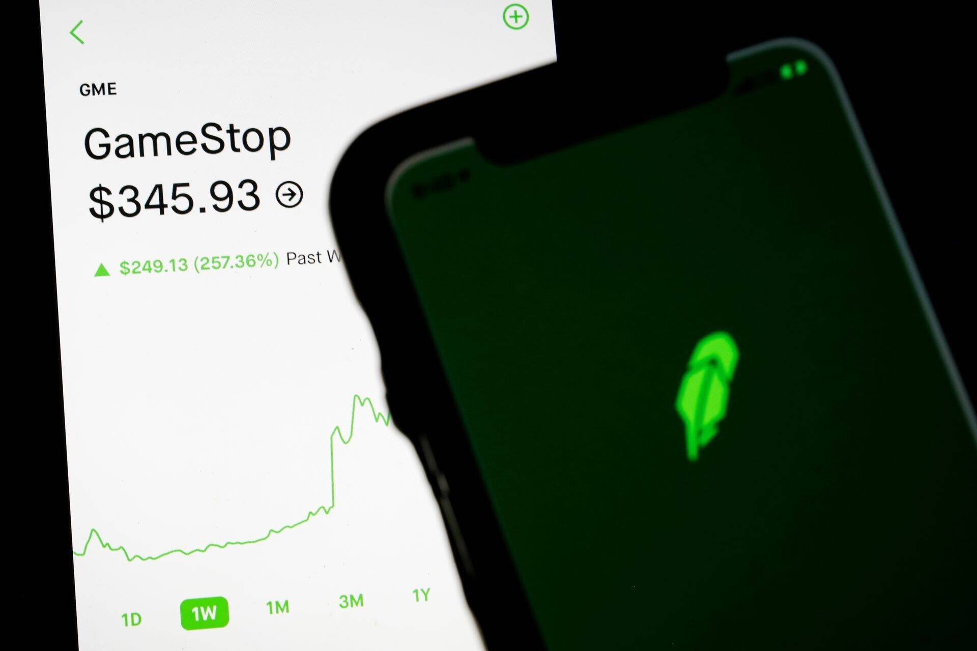 Ажиотаж вокруг акций-мемов, таких как GameStop и AMC, объясняют нулевыми комиссиями за сделки у некоторых брокеров, включая Robinhood.