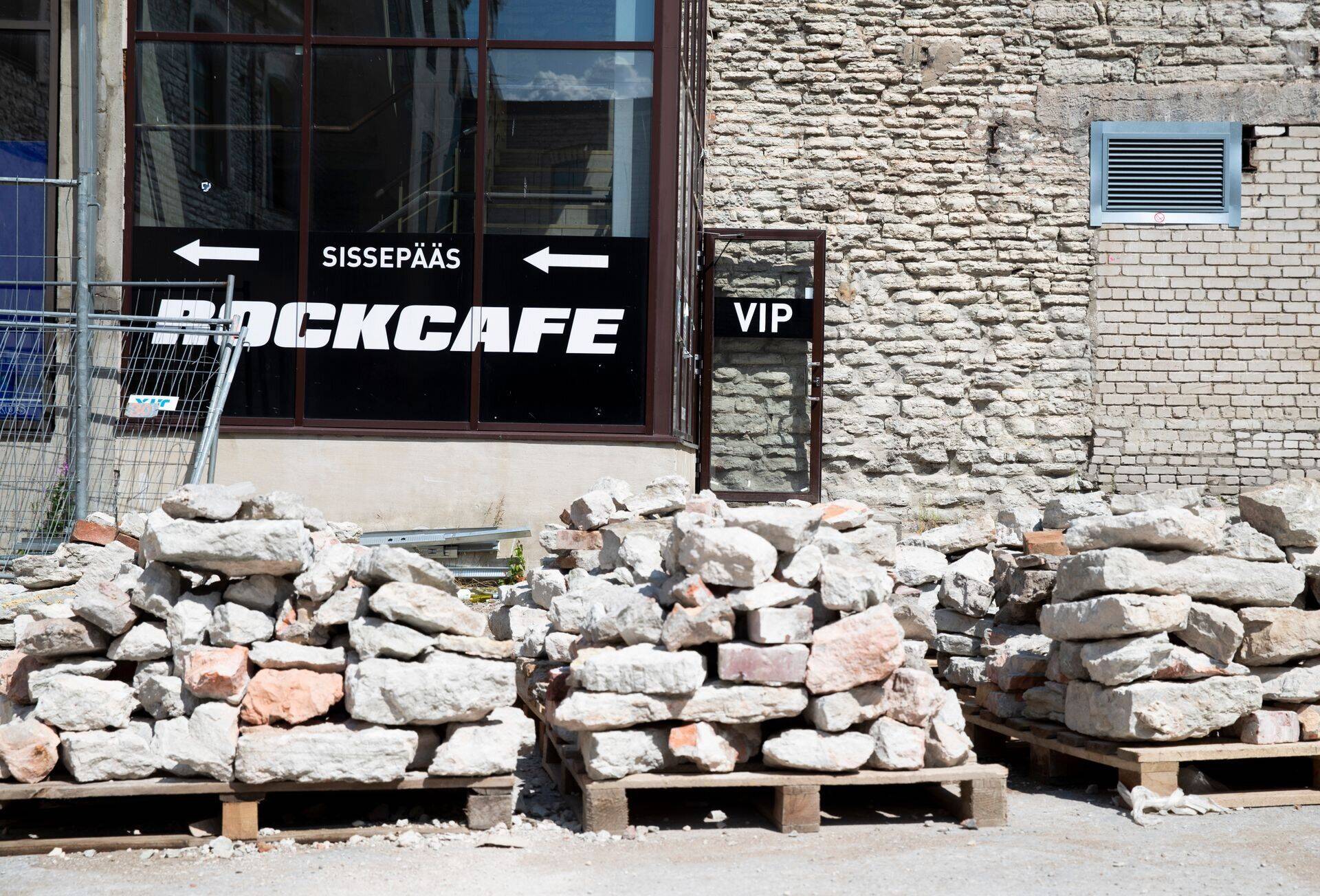 Клуб Rock Cafe находился по адресу Тарту мнт 80d. Заведение переехало на новое место по адресу Keevise 6.