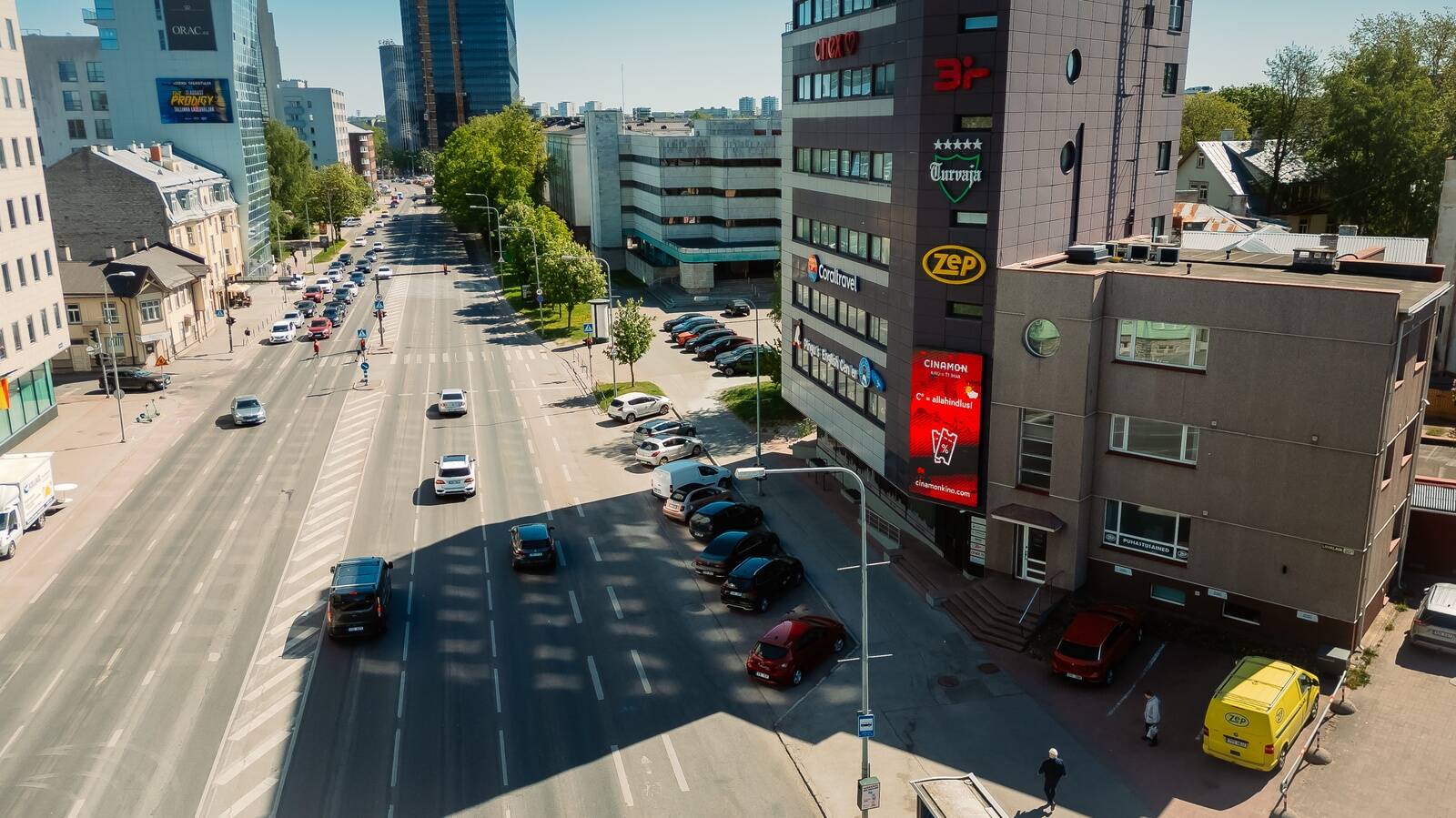 LED väliekraan Liivalaia tänaval.