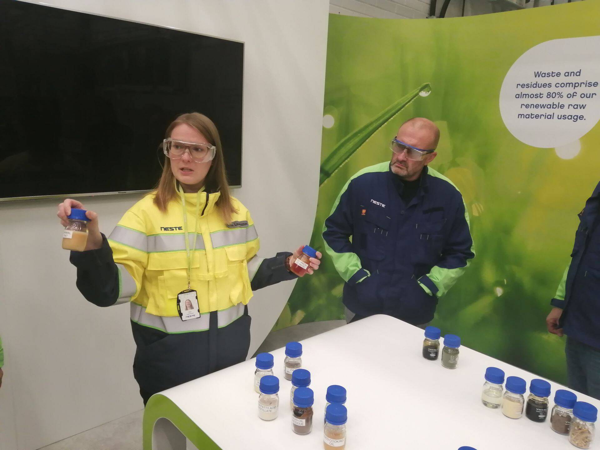 Neste Porvoo tehases asuva katselabori arendusjuhi Miia Laamaneni sõnul teevad nad katsetusi kõikvõimalike jääkidega, alates kilekottidest kuni autorehvideni välja.