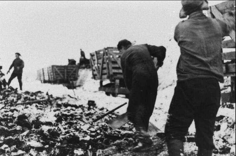 Погрузка торфа в вагонетки в Элламаа, на торфянике Соонисте. 1939 год.