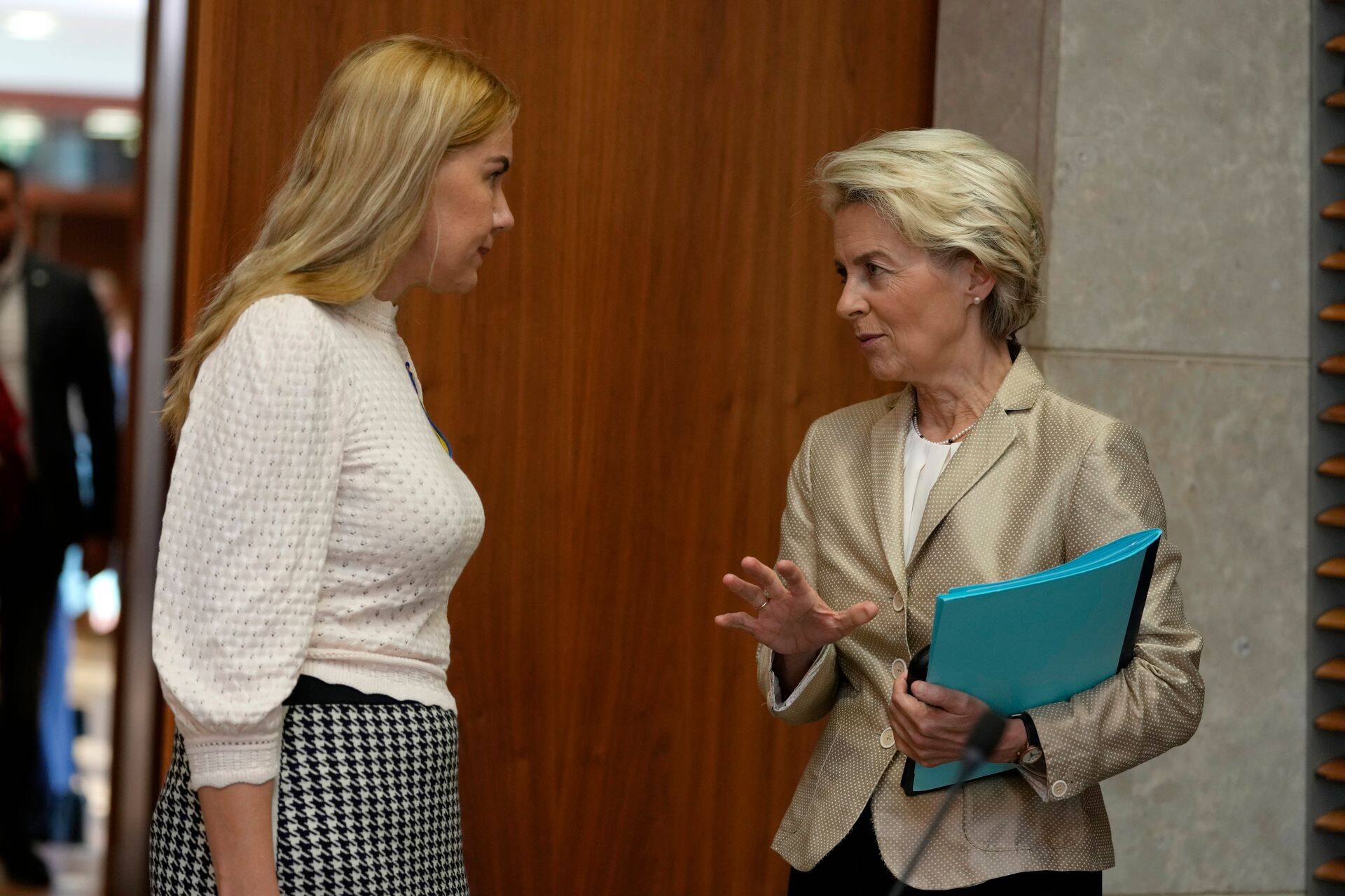 Euroopa Komisjoni energiavolinik Kadri Simson ja president Ursula von der Leyen tutvustasid uusi ettepanekuid gaasi hinna ohjeldamiseks, Saksamaa vastuseisu tõttu gaasile hinnalage keegi kehtestama ei hakka, piiratakse vaid volatiilsust.