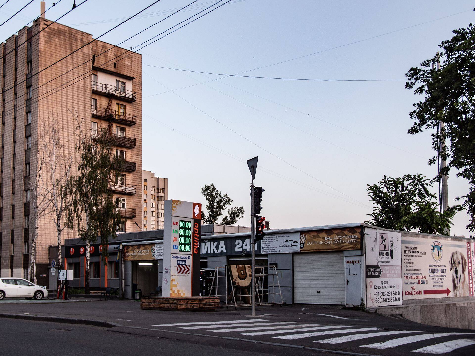 Трафик в Киеве сильно сократился, а бензин стал дефицитом. Его ищут через специальные приложения и приобретают на черном рынке