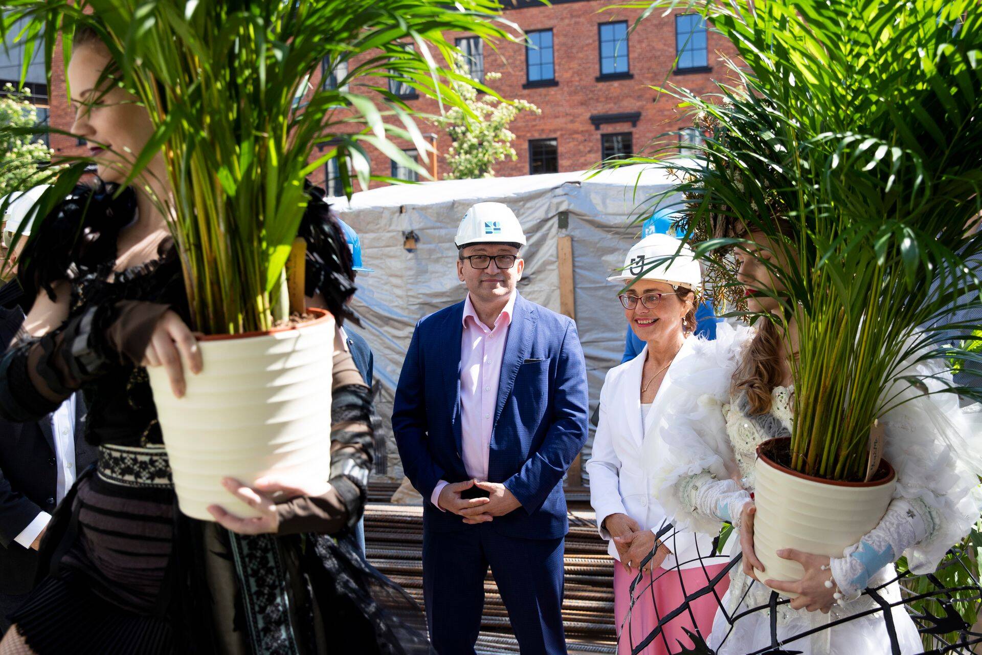 Mainor Grupi nõukogu esimees Guido Pärnits Ülemiste Citys Alma Tominga ärimajale nurgakivi paigaldamisel 2021. aastal. Foto: Liis Treimann