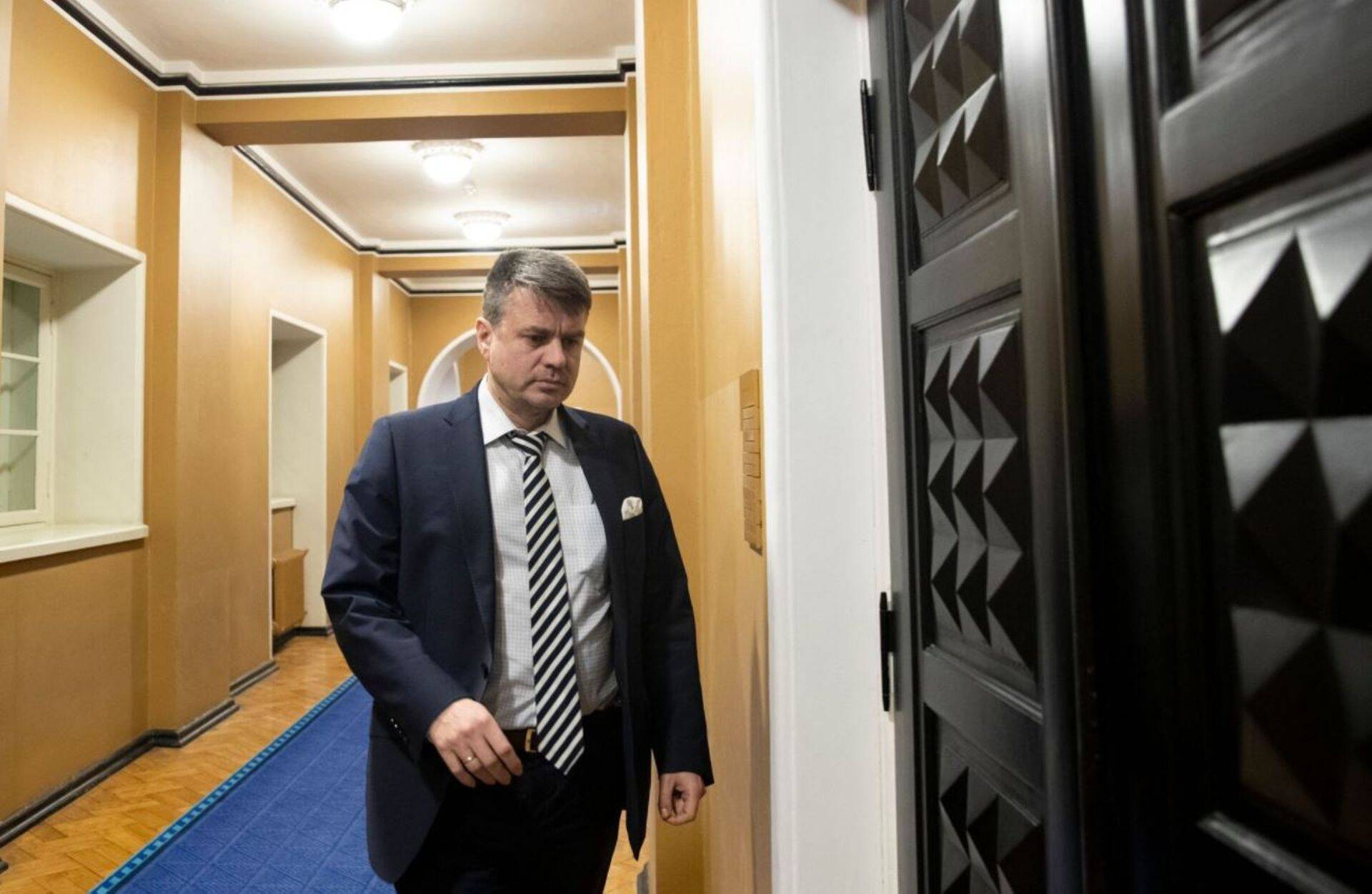 Reinsalu sõnul on selle segaduse, ettevõtjate ebavõrdse kohtlemise ja läbipaistmatute otsuste eest vaja sihtasutuse juhatusel ka vastutada.