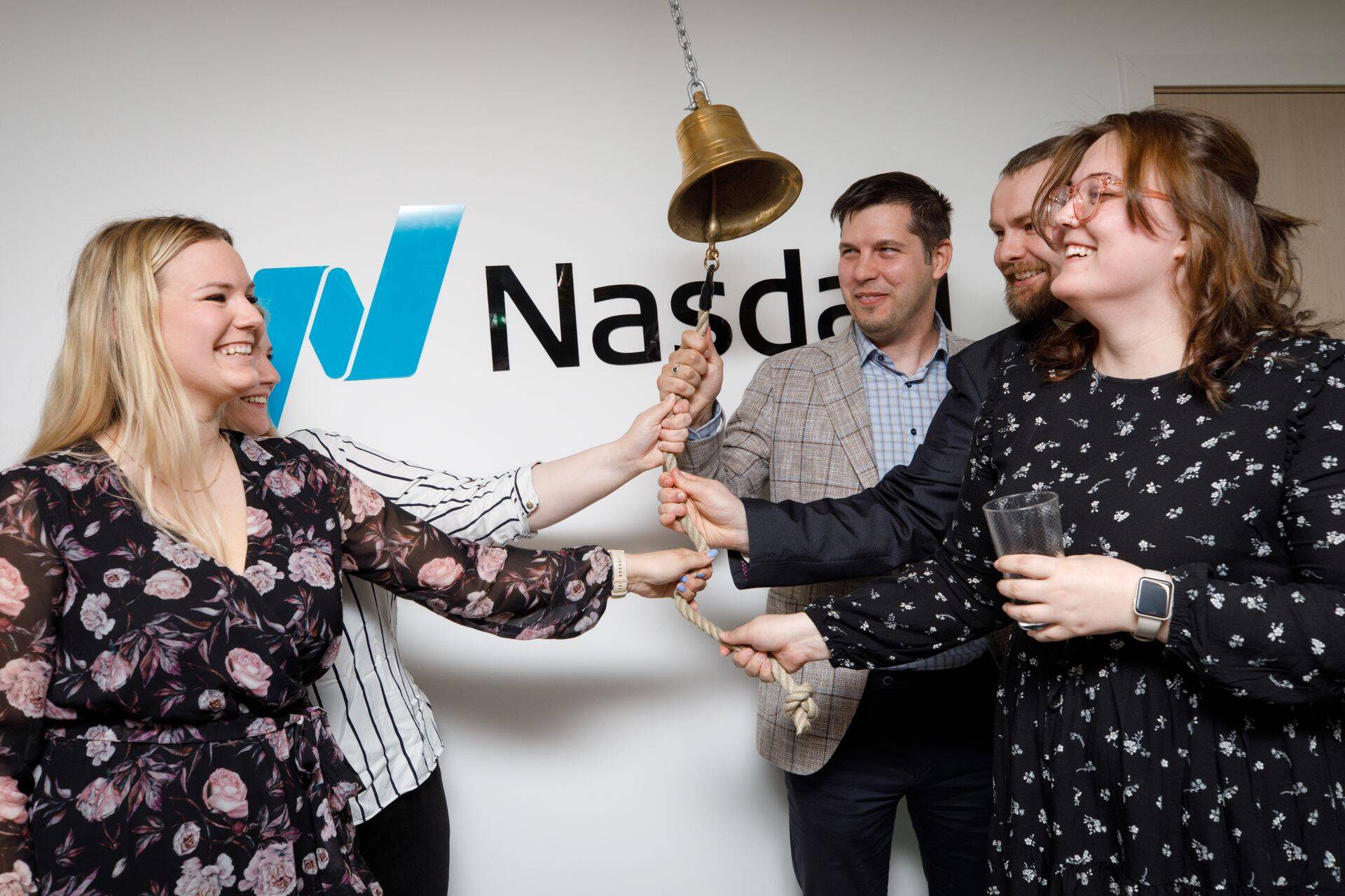 Punktid Technologies ASi börsiletulek oli ettevõtte meeskonnale rõõmus hetk ning aktsia hinna langus esimestel minutitel neid ei morjendanud. Ettevõtte juht Hannes Niid (hallis pintsakus) on lubanud nüüd kaasatud raha tööle panna, täpselt nagu investoritele lubati.