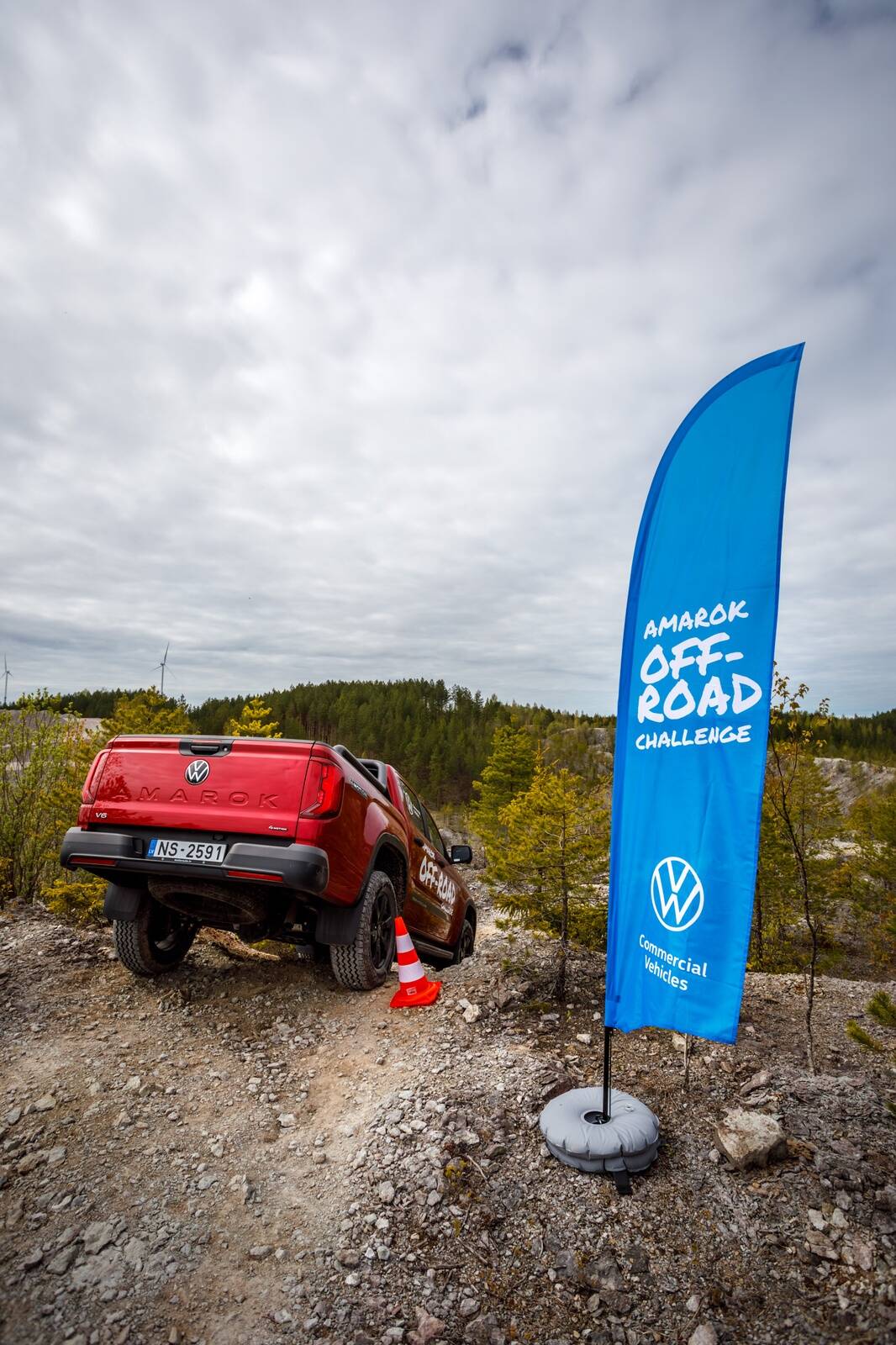 Hea et küüned olid lõigatud, muidu oleks värvi ära rikkunud. Sõidu käigus sai mõned korrad seisma jääda kohtades, kus autost väljudes pidi viimasest kinni krabama, et lahtisel klibul püsti püsida.