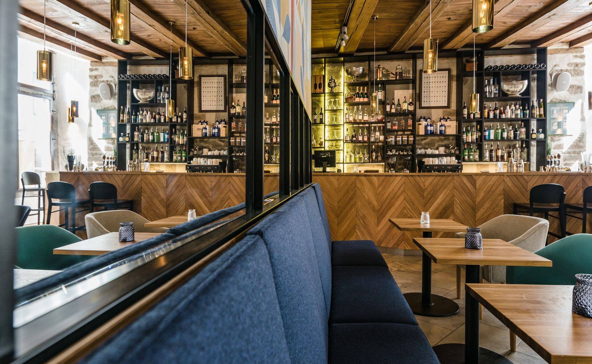 Kalasaba laudisega baarileti taha peideti nutikalt ära vajalikud masinad, et muidu tekkivat kirjusust vähendada.