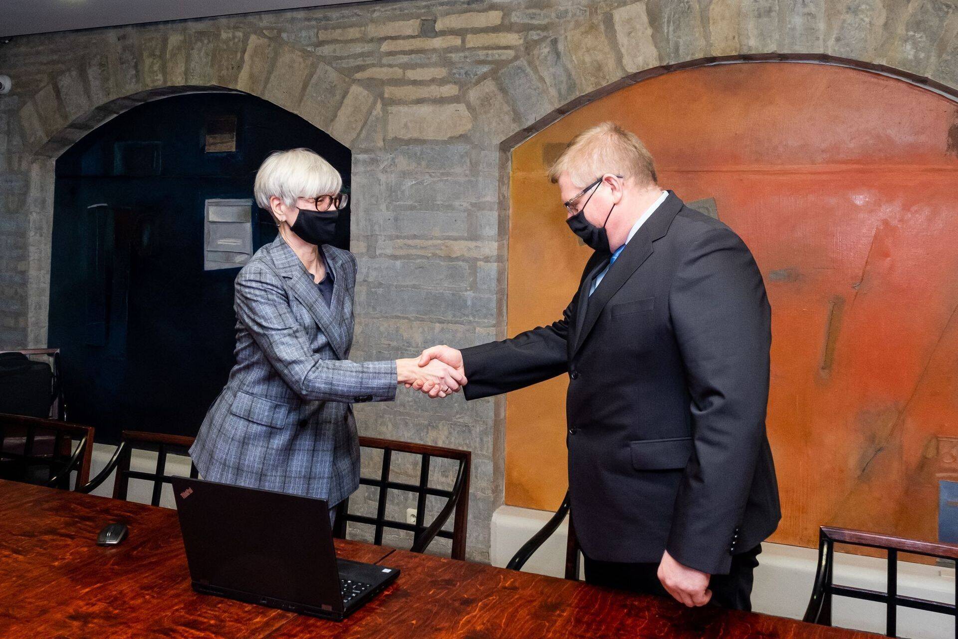 Riigi Kinnisvara juhatuse esimees Kati Kusmin ja Ehitus5ECO OÜ juhatuse liige Andres Neemre Rahvusraamatukogu lepingu allkirjastamisel tänavu jaanuaris, mil sellist Ukraina sõda ei kujutanud keegi ette.