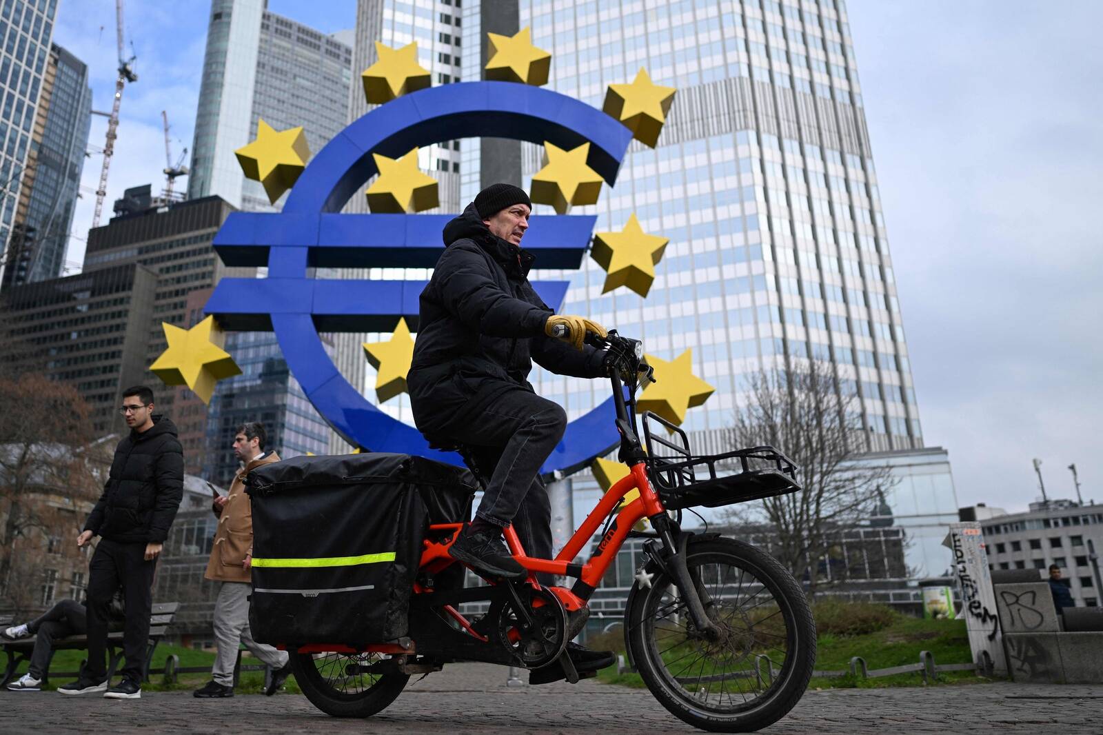 Tirgus dalībnieki tagad vidēji gaida, ka ECB eiro refinansēšanas likmju ziņā nākamo reizi rīcībai – vēl vienam solītim uz leju par ceturtdaļprocentpunktu - sabriedīs septembrī.