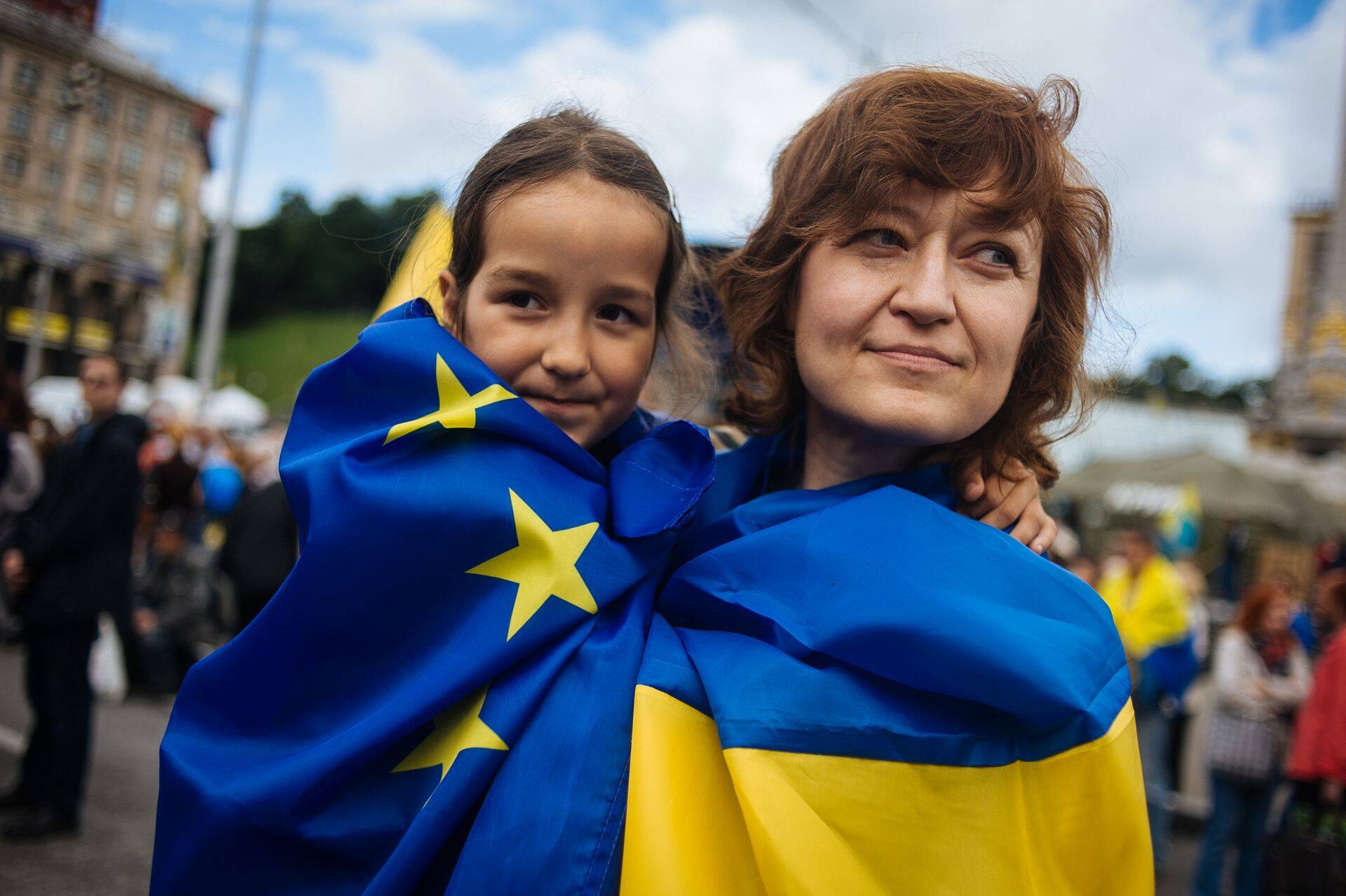 Ukrainlased Kiievis mullu juunis tähistamas Ukraina ja ELi lepingu sõlmimist