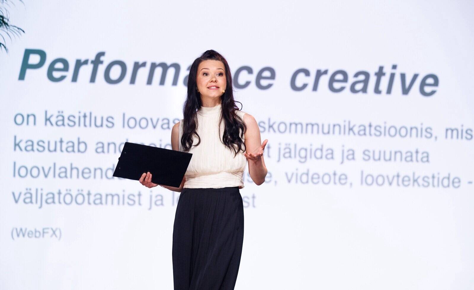 Jenny Tupits tänavu 4. juunil Tallinnas Erinevate Tubade Klubis toimunud Sotsiaalmeedia konverentsil.