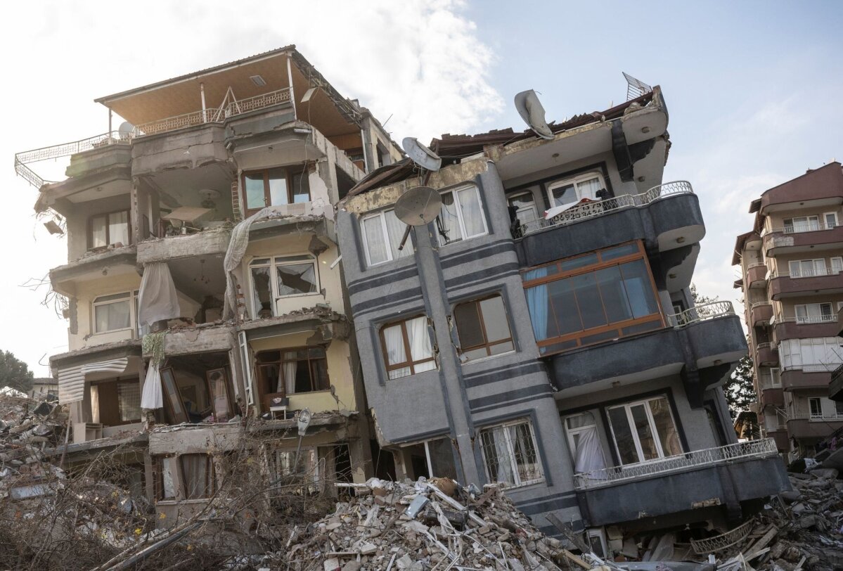 Землетрясение уничтожило. Разрушенный дом. Разрушенные здания в Турции. Здание разрушенное землетрясением. Разрушение домов в Турции.