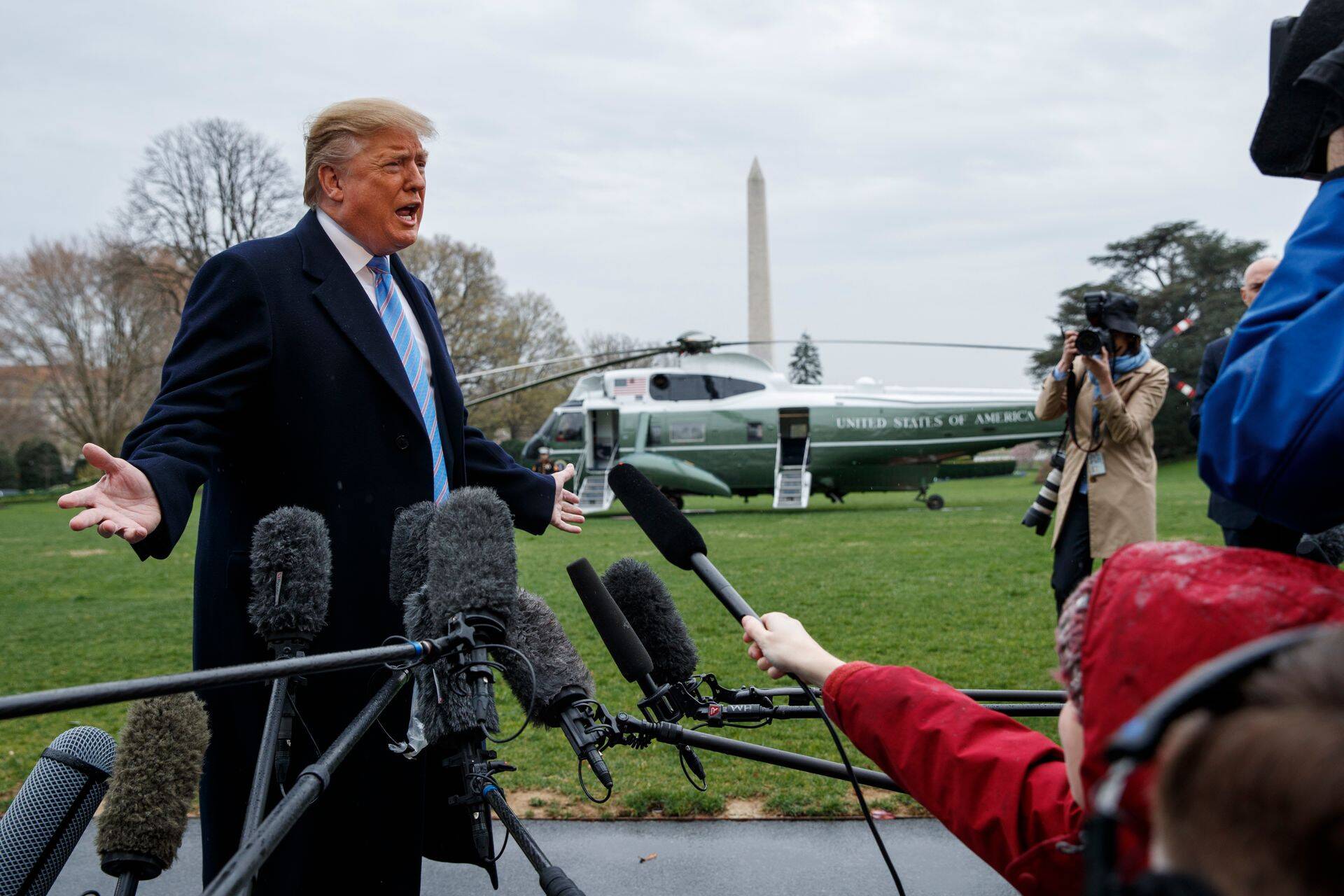 President Donald Trump vastamas reporteritele Valge Maja kõrval enne helikopterile minemist 5. aprillil 2019.
