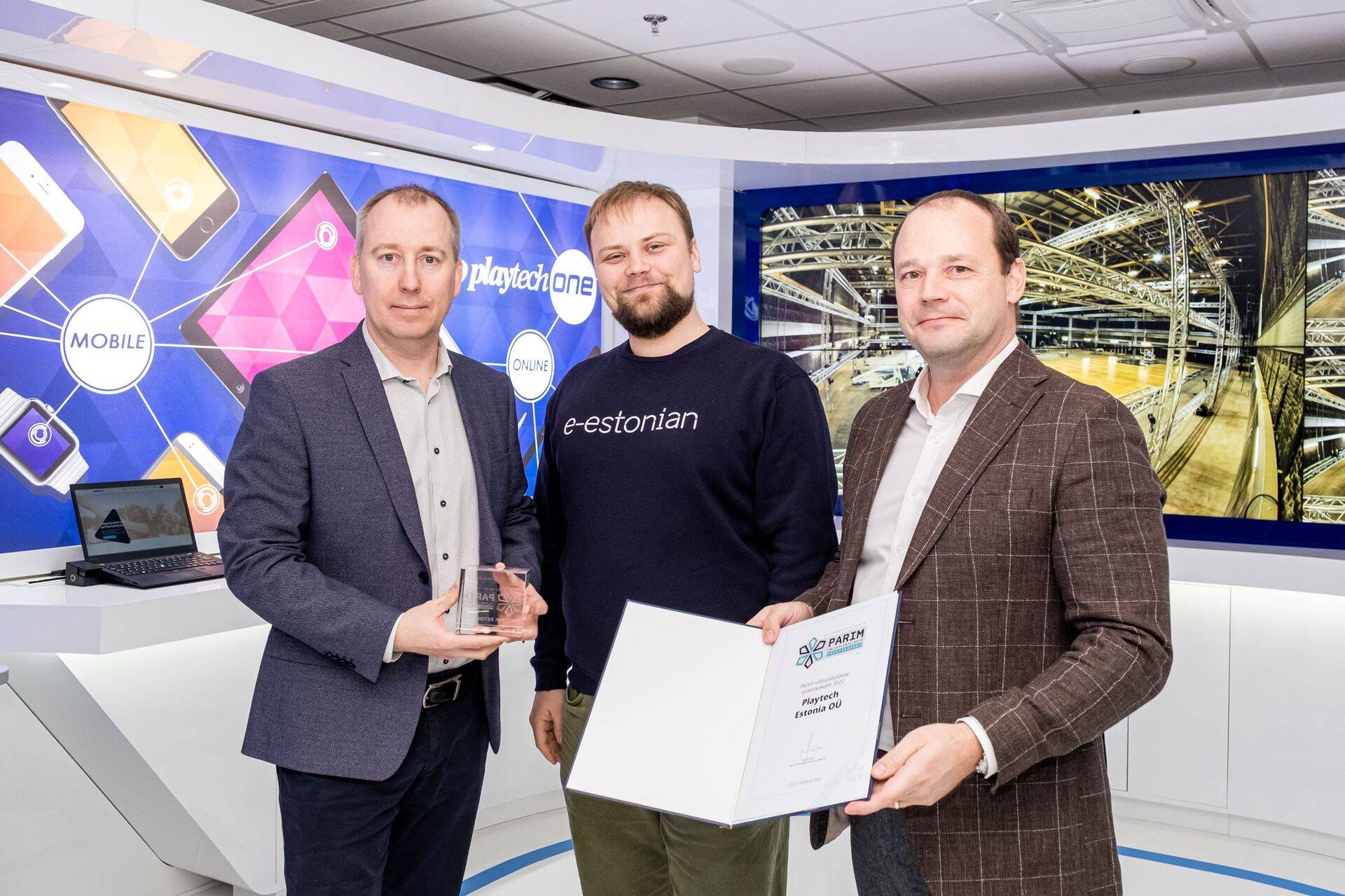 Playtech Estonia tegevjuht Ivo Lasn (vasakult), parima välisüliõpilaste praktikat toetava tööandja auhinna üle andnud ettevõtlus- ja IT-minister Kristjan Järvan ning konkursi korraldaja, Eesti Tööandjate Keskliidu tegevjuht Arto Aas.