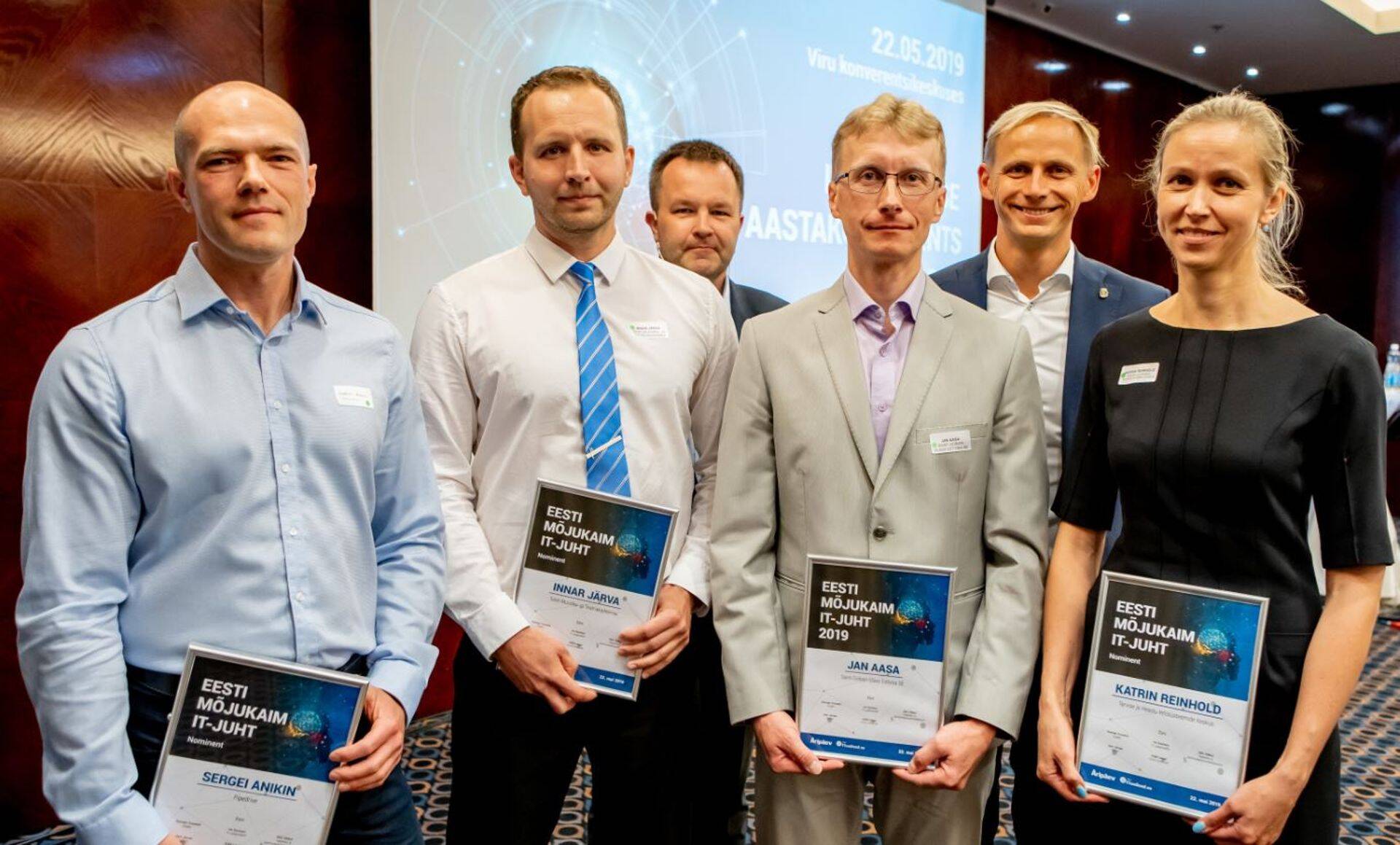Mõjukaima IT-juhi konkursi nominendid Sergei Anikin, Innar Järva, Jan Aasa ja Katrin Reinhold, tagaplaanil žürii liikmed Toomas Truuverk ja Erkki Leego. Pildilt puudub nominent Birgy Lorenz.