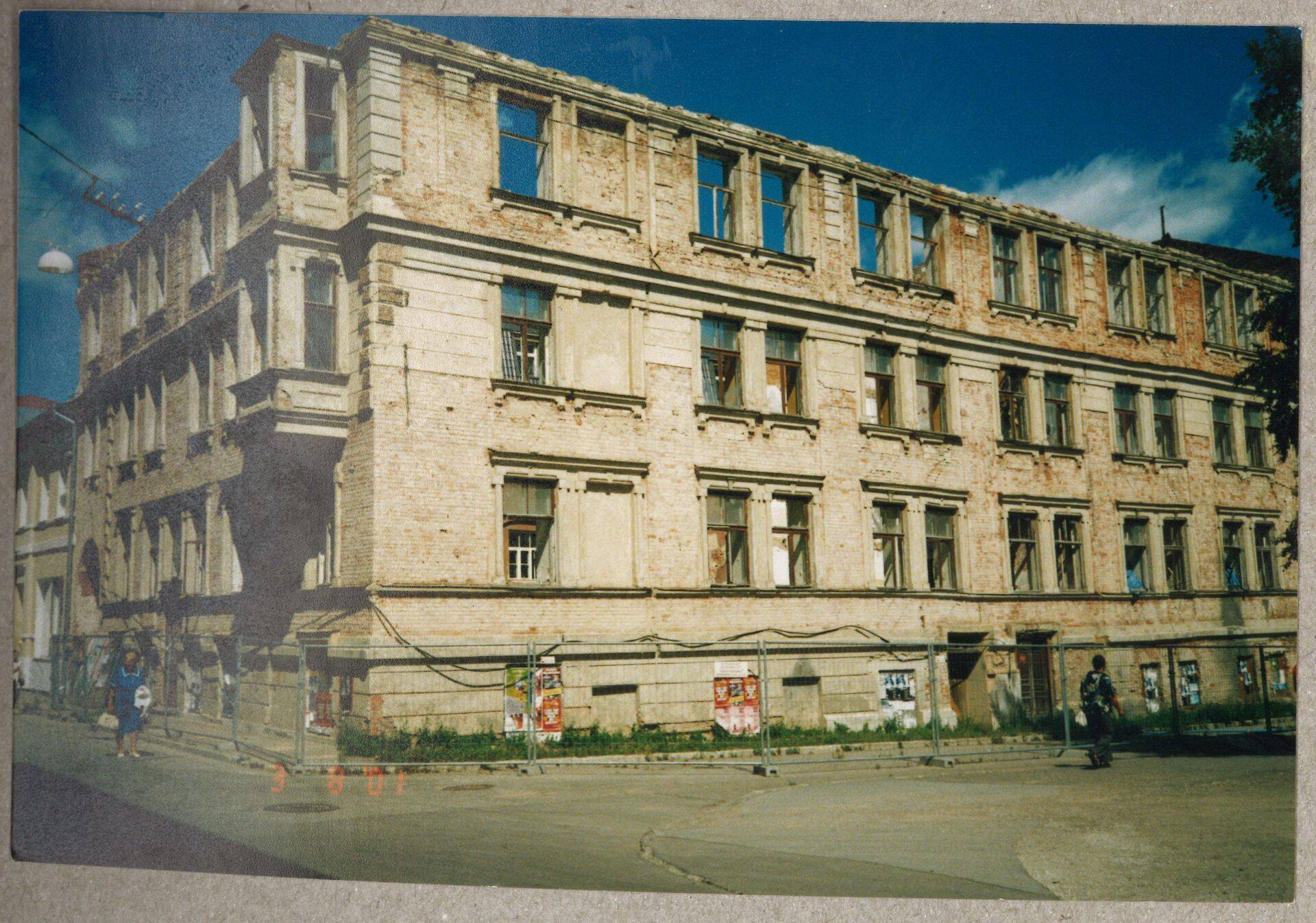 Endise nn. Humala (õllekas) maja varemed Tartus, kuhu 2001 suvi - 2002 mai ehitati hotell London. Maja tellija oli Rein Kirsipuu firma OÜ Matman ja ehitajaks oli AS Linnaehitus.