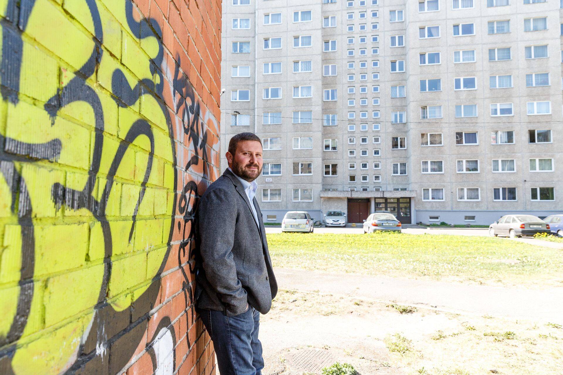 Adcashi looja Thomas Padovani Õismäel oma kunagise kodumaja ees, kust ettevõte alguse sai.