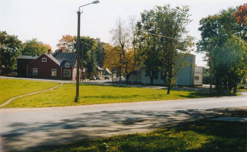 See foto on Karja ja Tartu tänava ristmikust Tõnu Otsa poolt tehtud 1998. aastal.