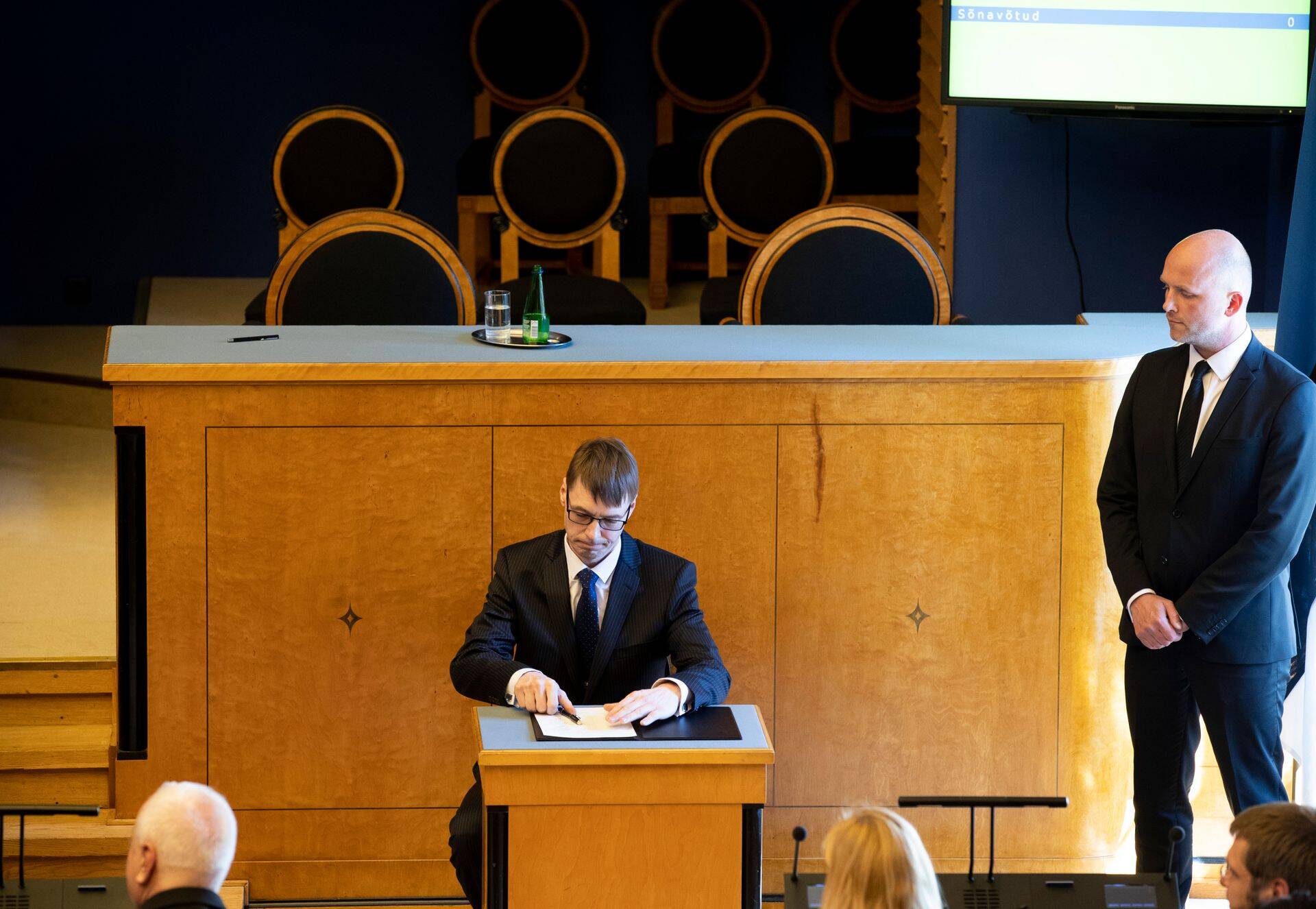 President Kersti Kaljulaid otsustas lahkuda riigikogu saalist ajaks, kui oli Marti Kuusiku kord anda ametivanne. Kaljulaid selgitas enda käitumist, et lahkus seoses kuuldustega Kuusiku perevägivalla tõttu.